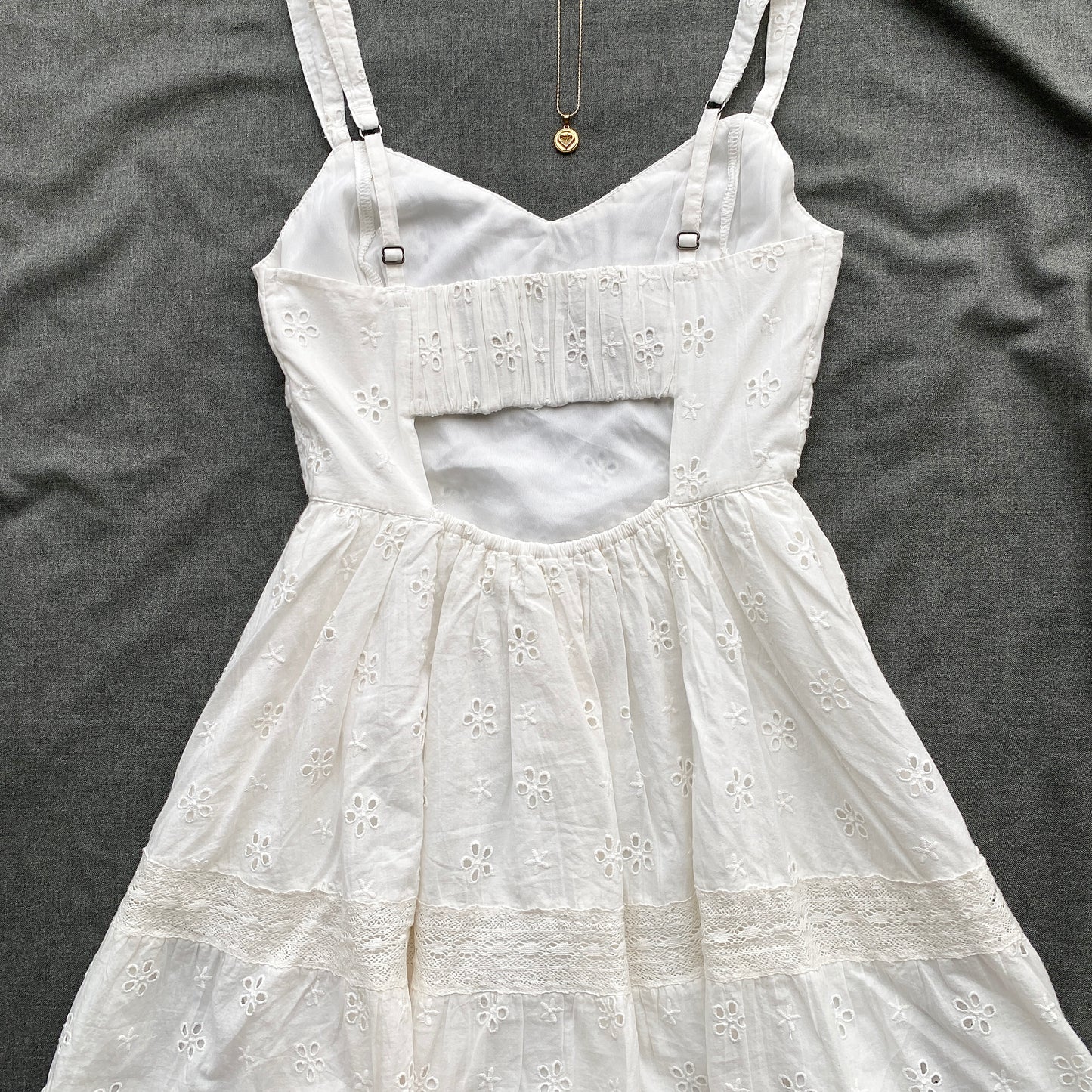 WHITE EYELET DRESS FROM HOLLISTER (Bust : 28-32, Upper Waist : 24-28)