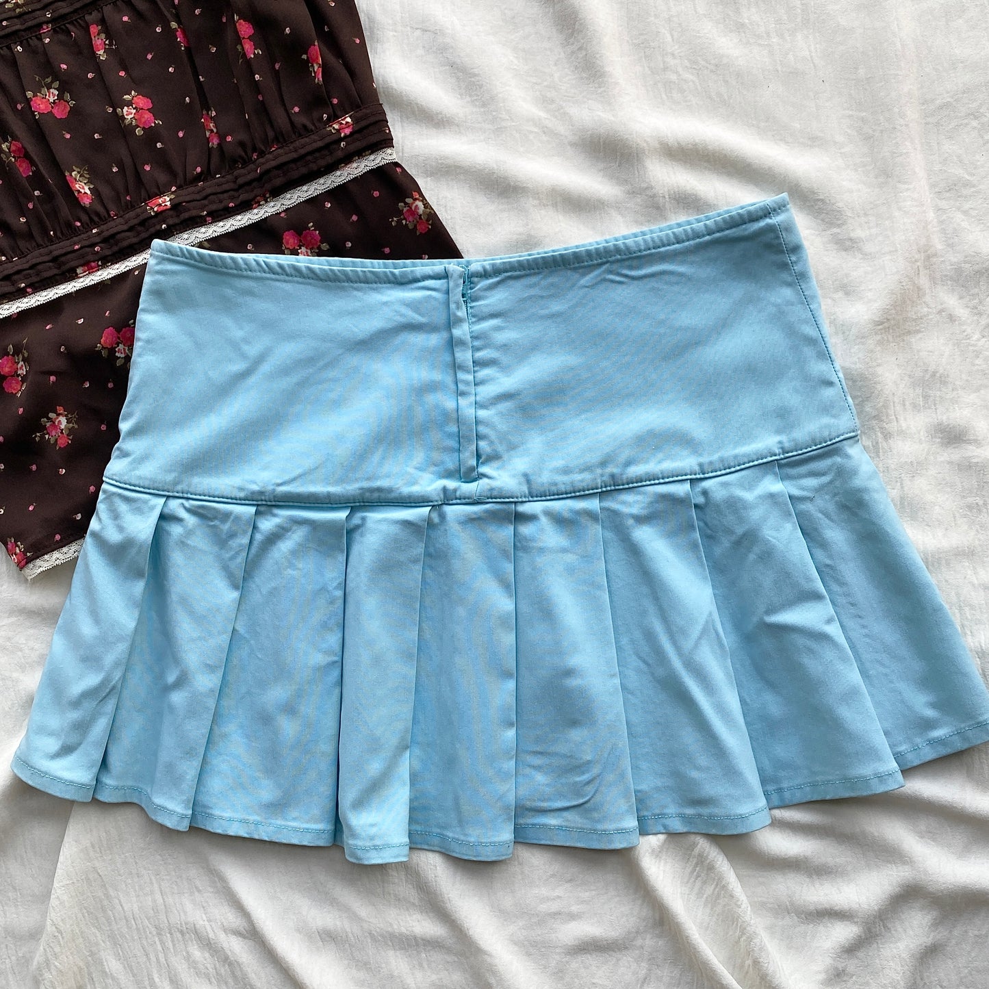 BLUE PLEATED SKIRT (Waist : 30-32)