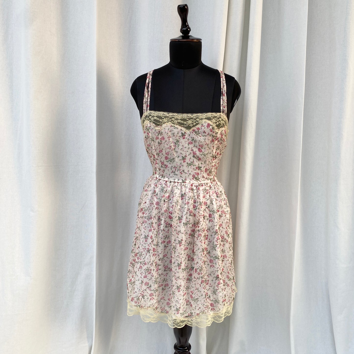 LOLITA DRESS (Bust : 34-36, Upper Waist : 28-32)