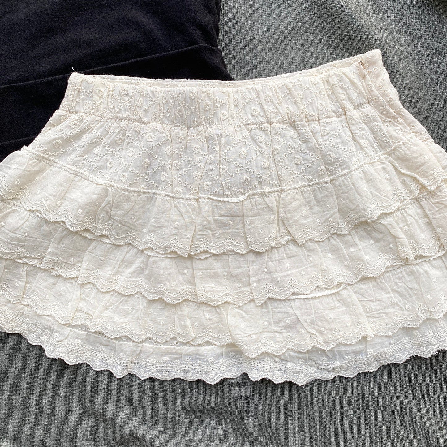 WHITE TIERED EYELET SKIRT (Waist : 22-26)