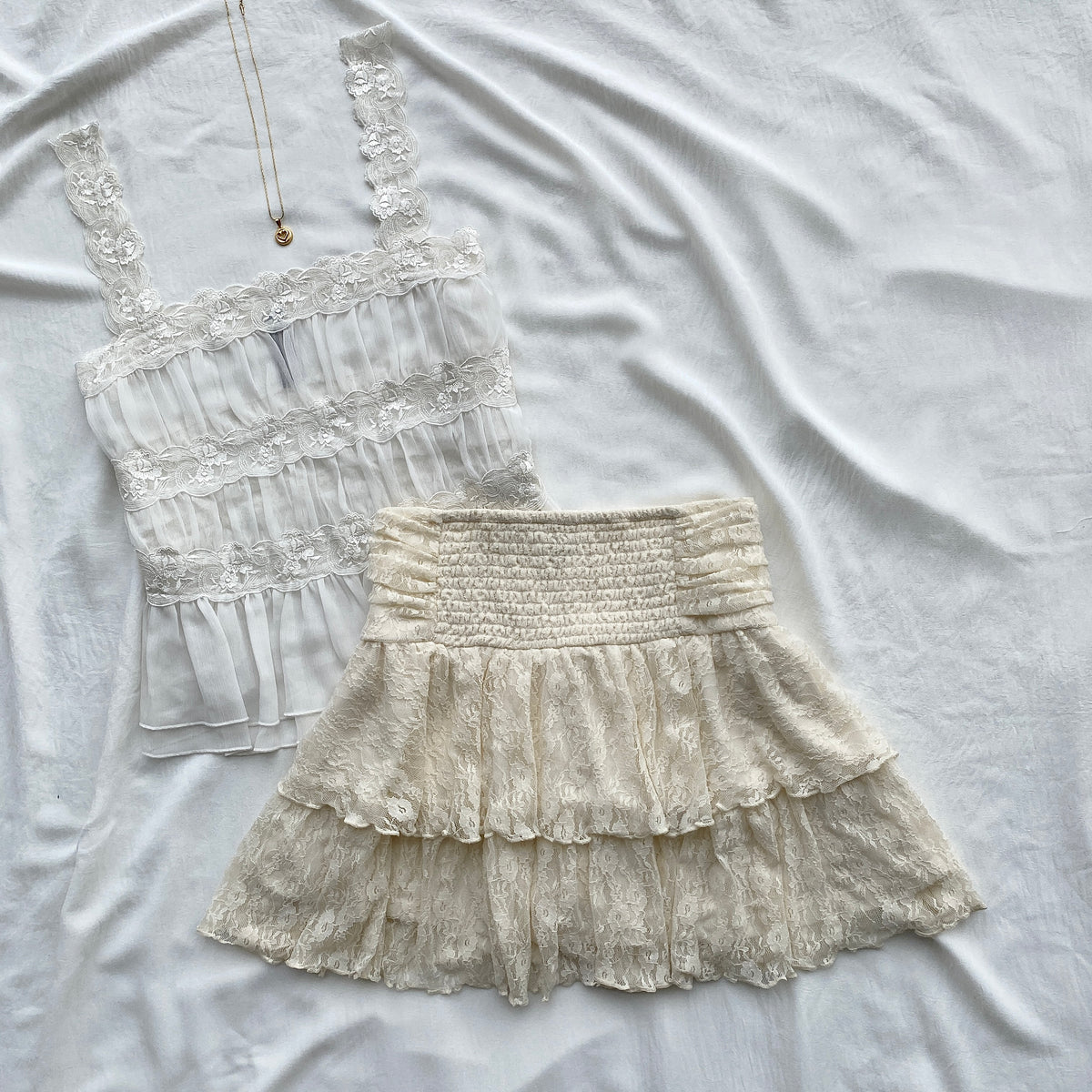 CREAM TIERED LACE SKIRT FROM AMERICAN EAGLE (Waist : 28-32)