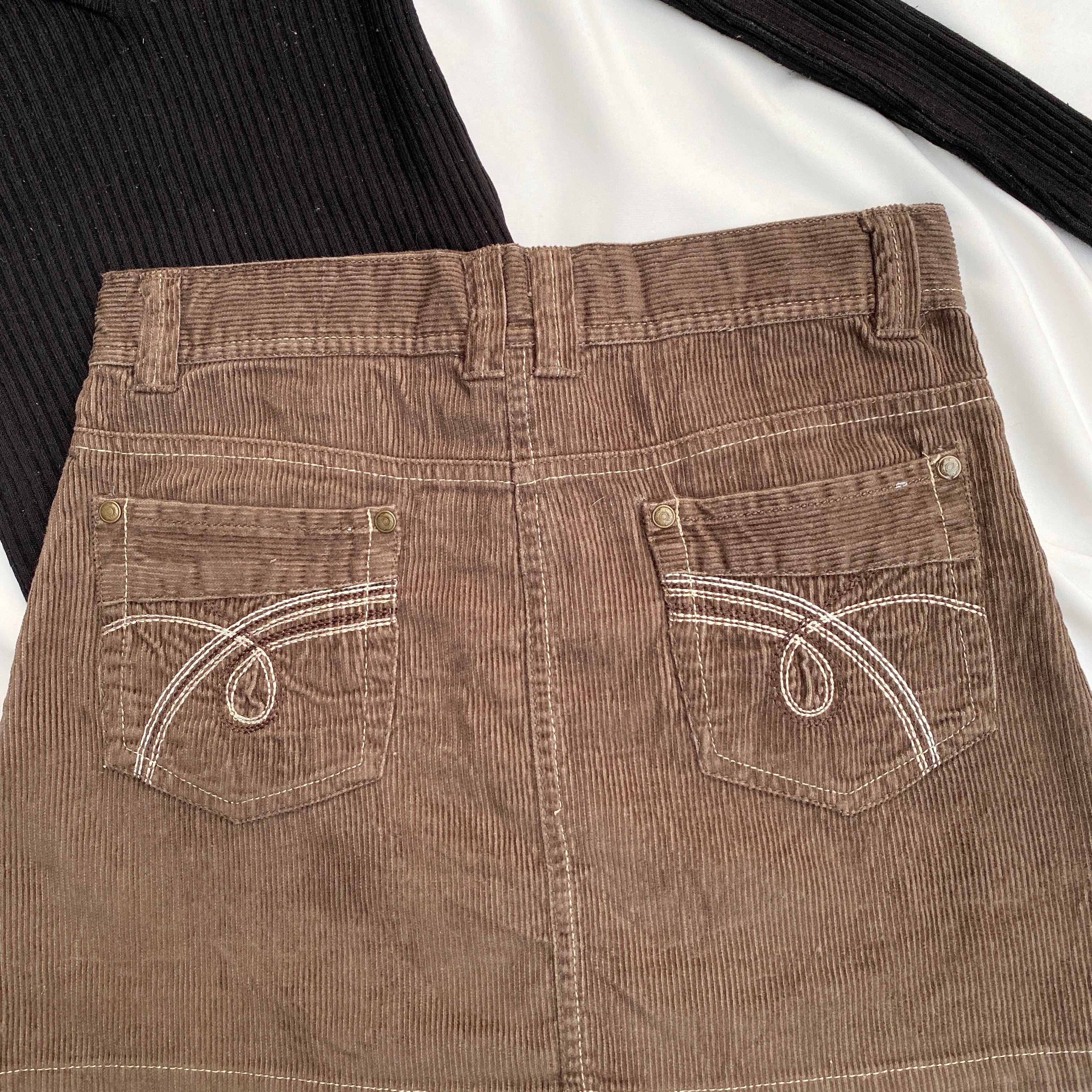 BROWN COURDROY SKIRT (Waist : 26-28)