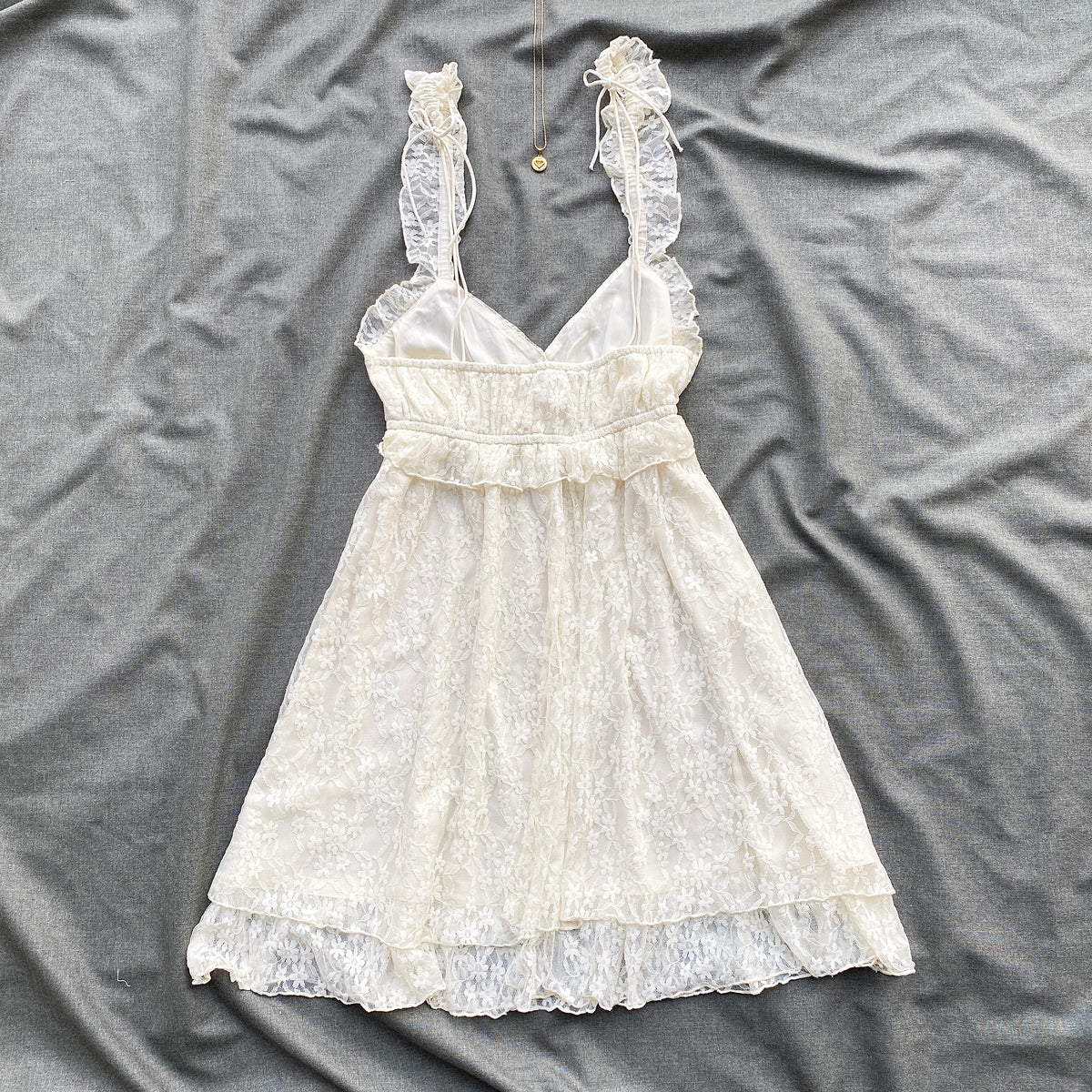 WHITE LACE DRESS FROM AMERICAN EAGLE (Bust : 28-32, Upper Waist : 24-28)