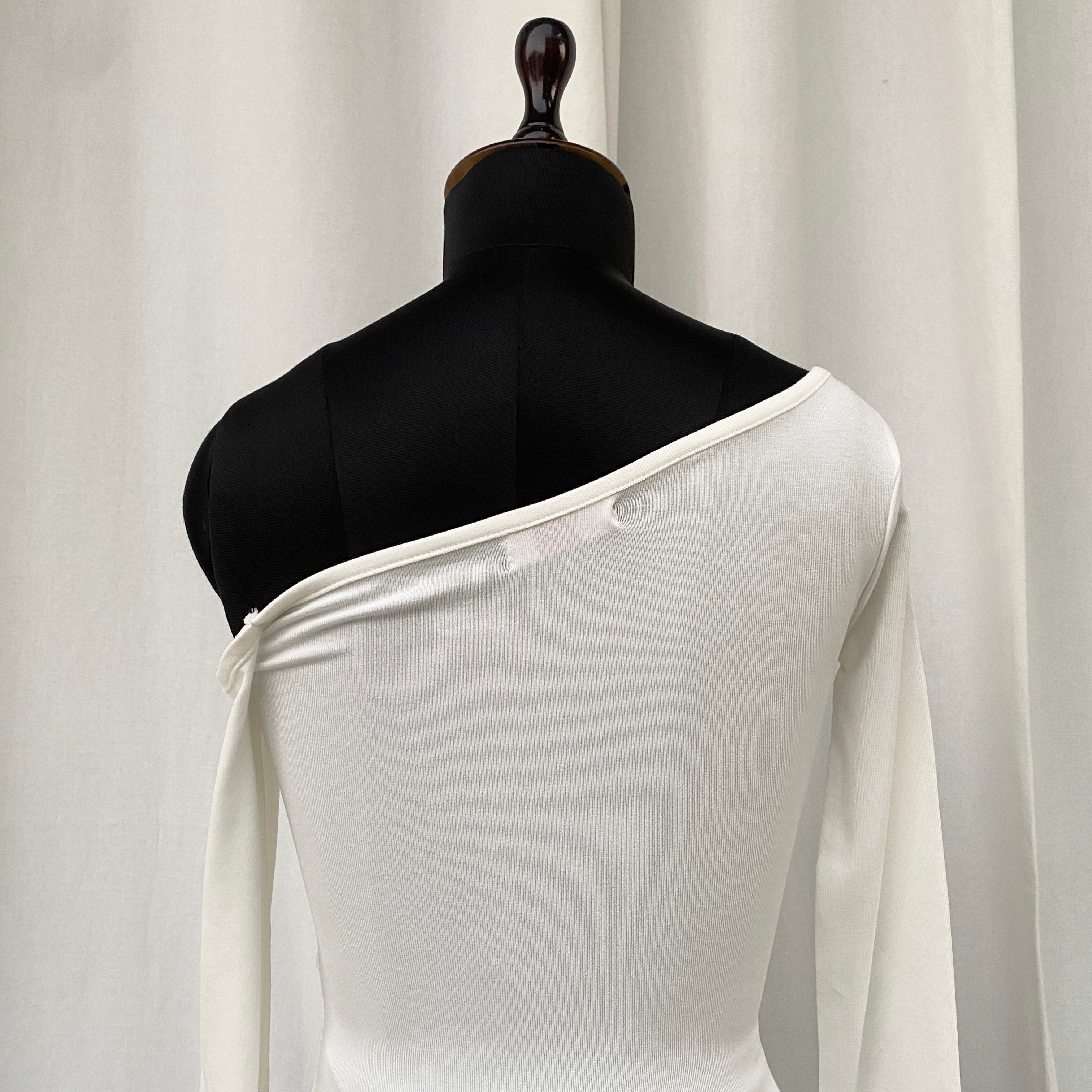 WHITE OFF SHOULDER TOP (Bust : 30-34, Upper Waist : 22-28)