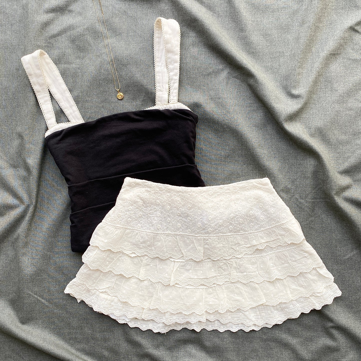 WHITE TIERED EYELET SKIRT (Waist : 22-26)