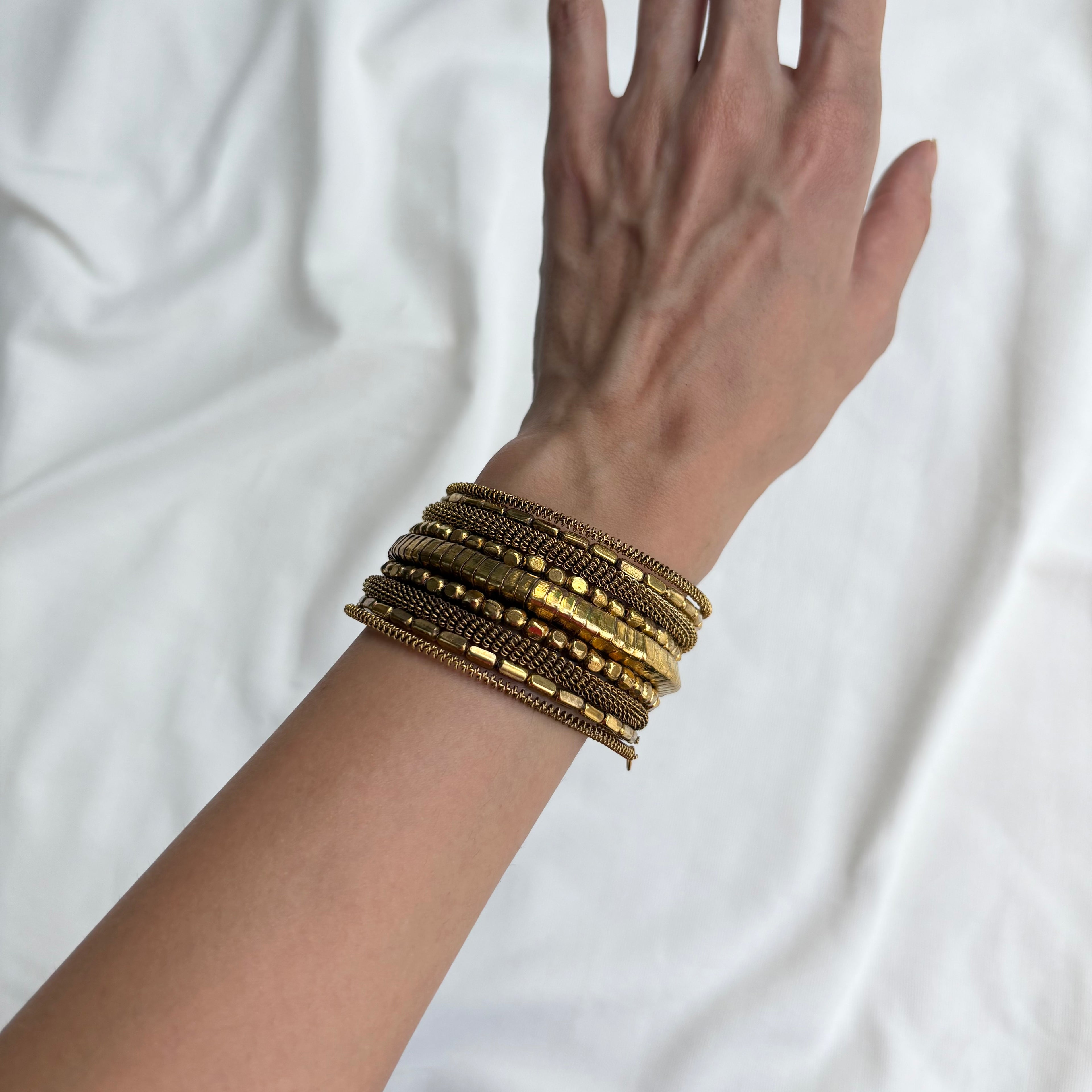 GOLD SPIRAL BRACLET