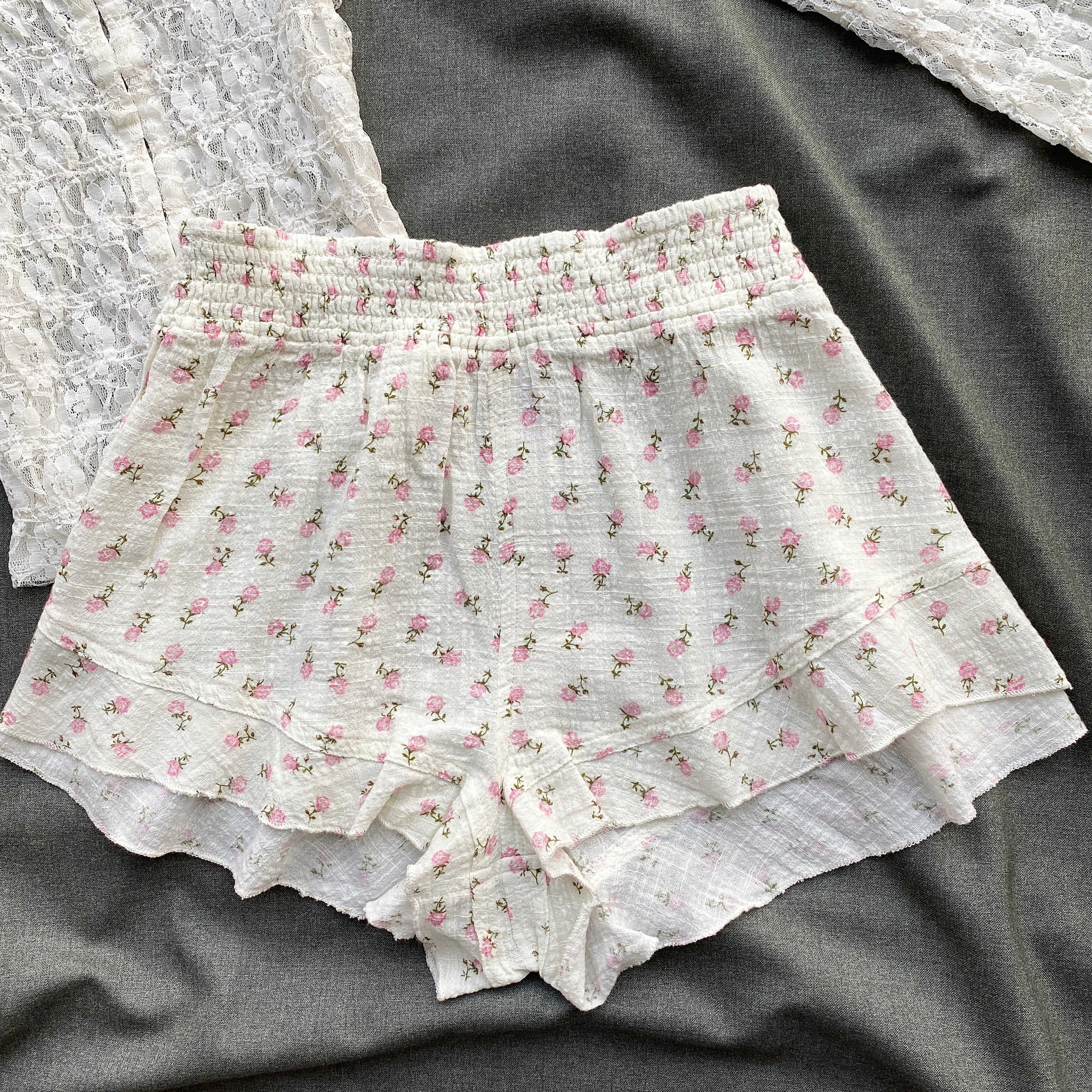 FLORAL COTTON SHORTS FROM URBAN OUTFITTERS (Waist : 30-36)
