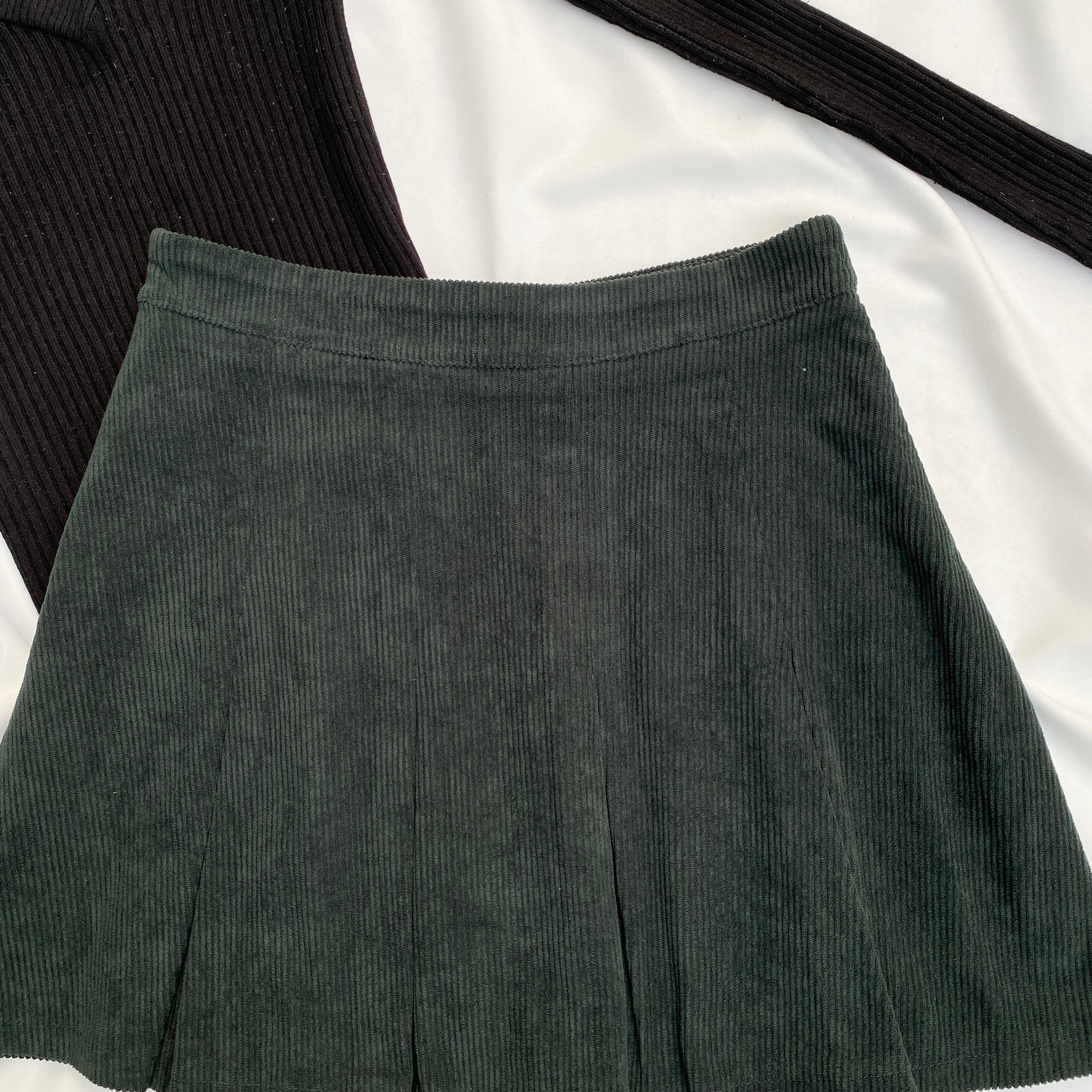 GREEN COUDROY SKIRT (Waist : 24-26)