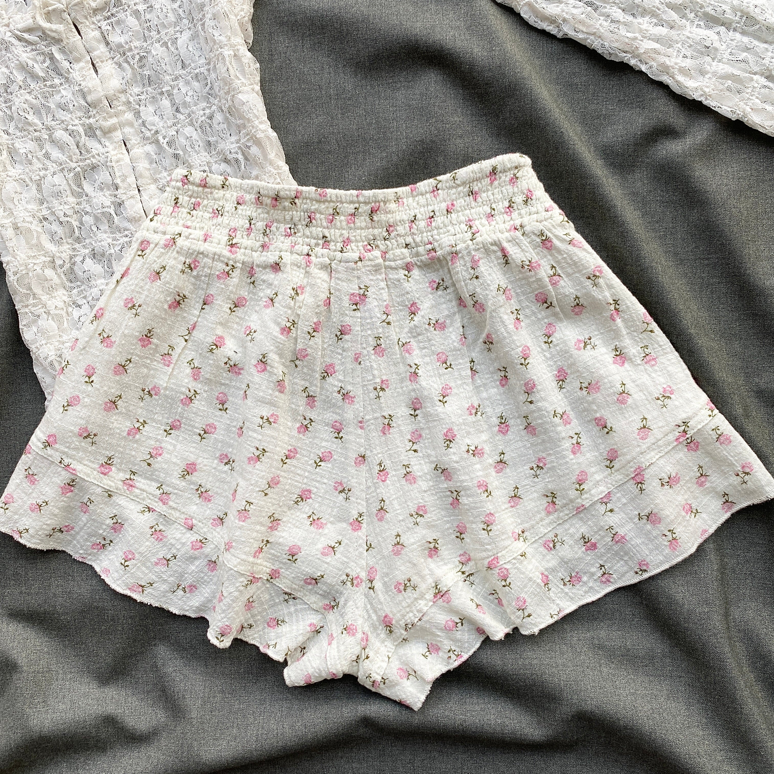 FLORAL COTTON SHORTS FROM URBAN OUTFITTERS (Waist : 30-36)