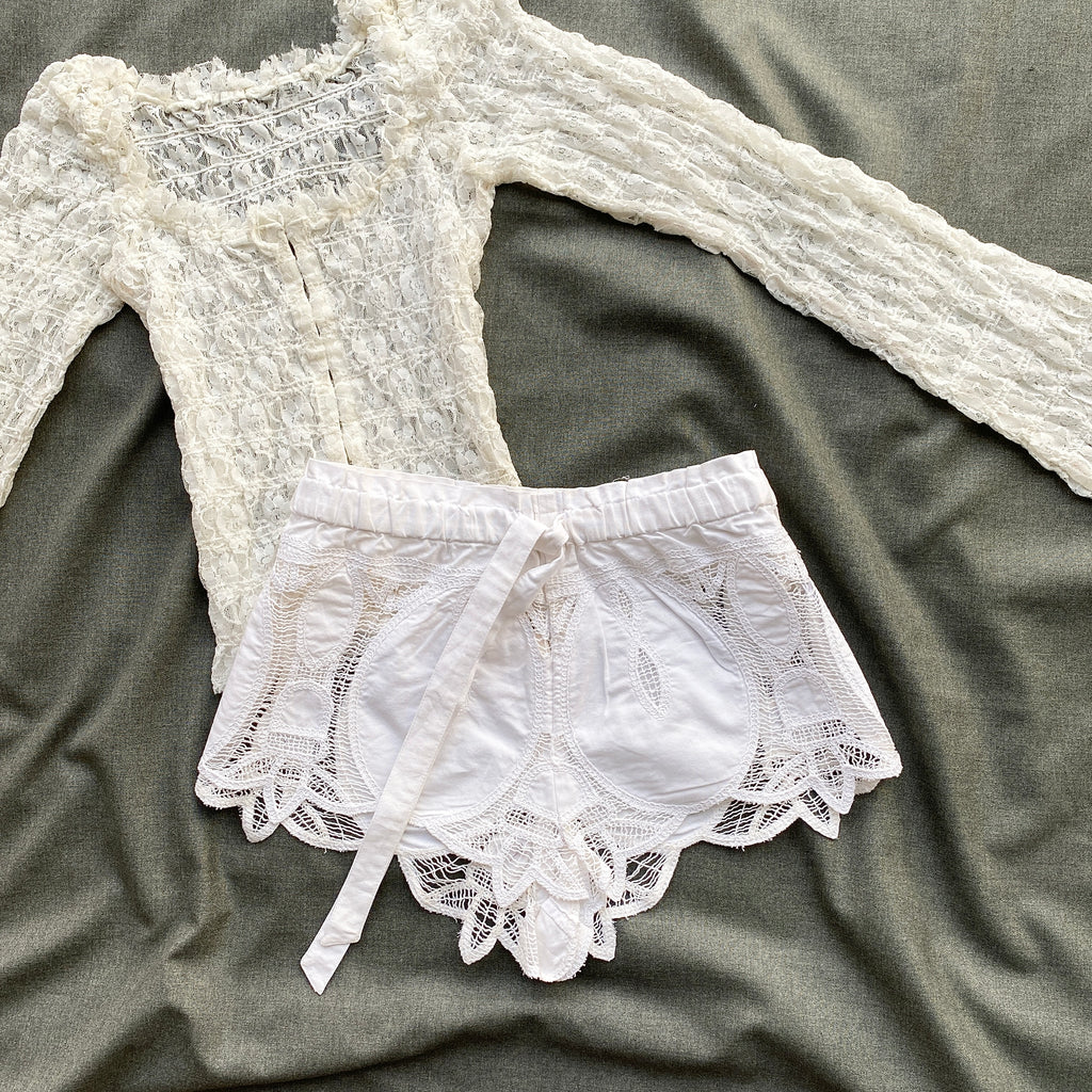 WHITE SHORTS FROM FREE PEOPLE (Waist : 26-30)