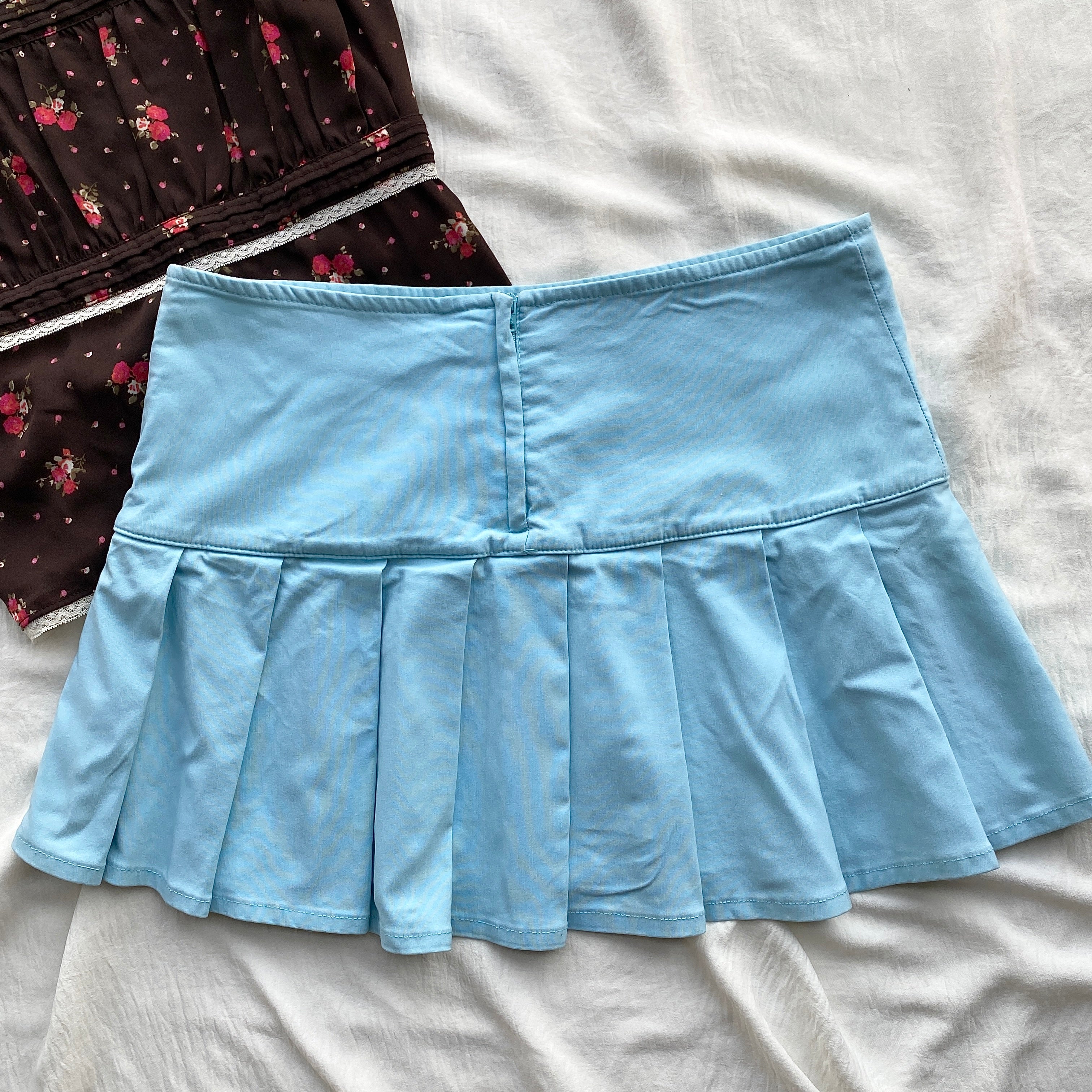 BLUE PLEATED SKIRT (Waist : 30-32)