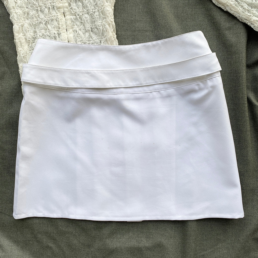 WHITE PLEATED SKIRT WITH BELT (Waist : 26-30)