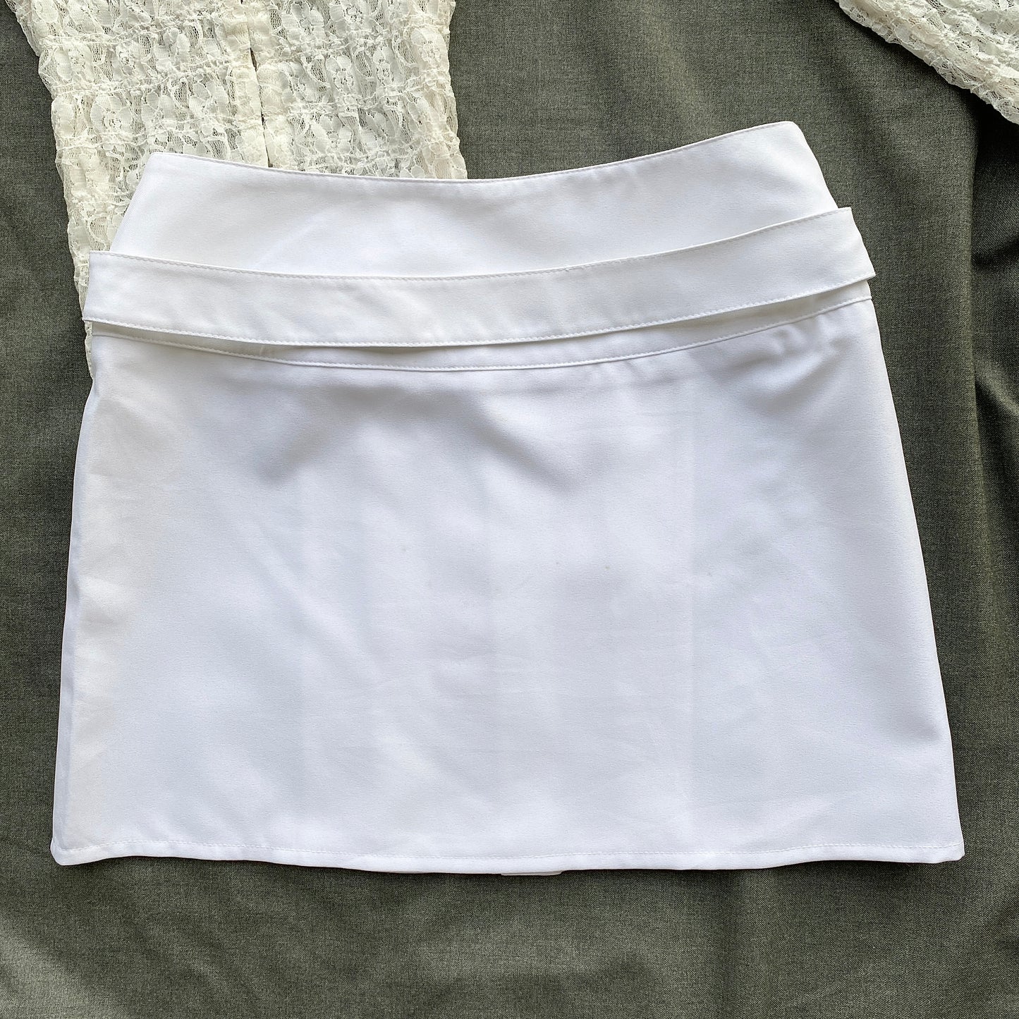 WHITE PLEATED SKIRT WITH BELT (Waist : 26-30)
