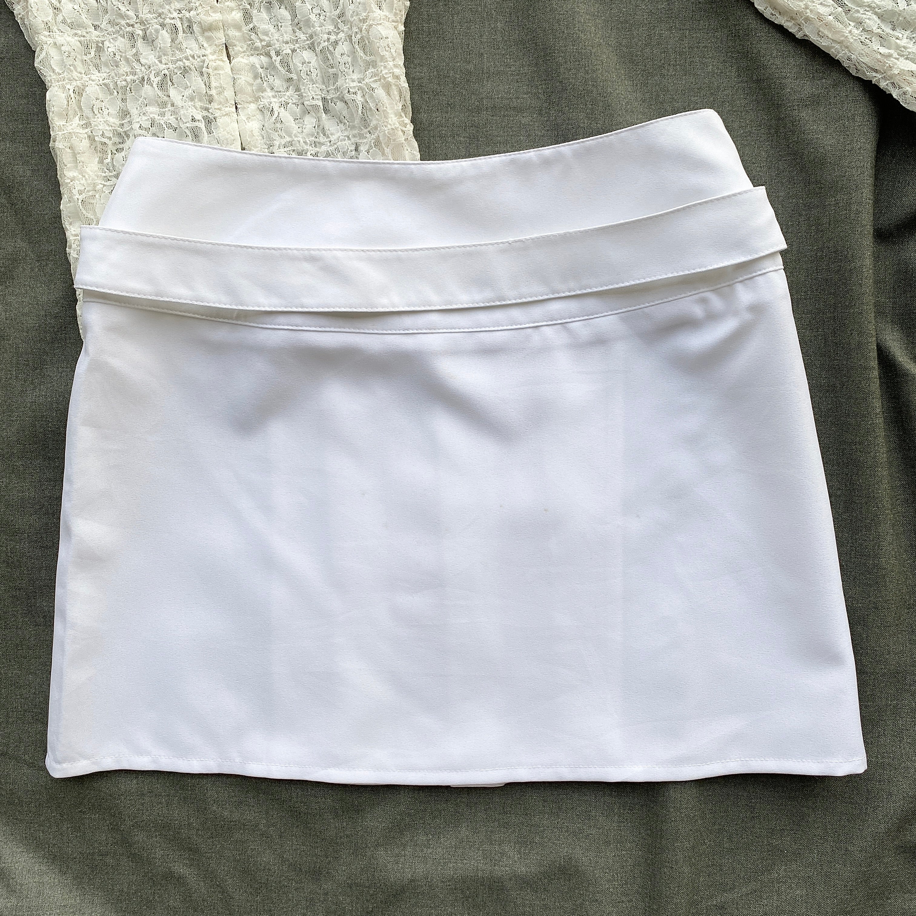 WHITE PLEATED SKIRT WITH BELT (Waist : 26-30)