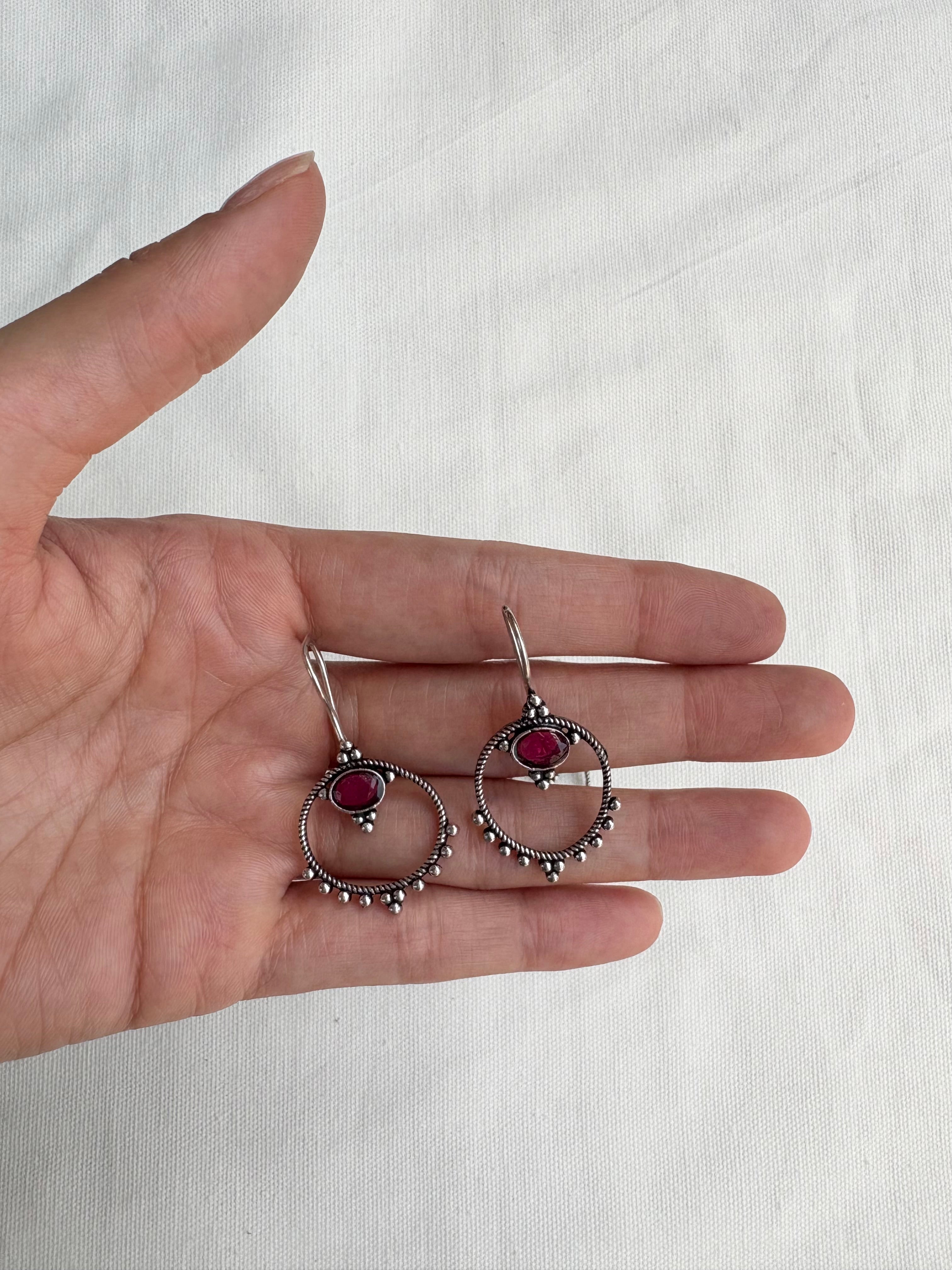 DELICATE STONE EARRING