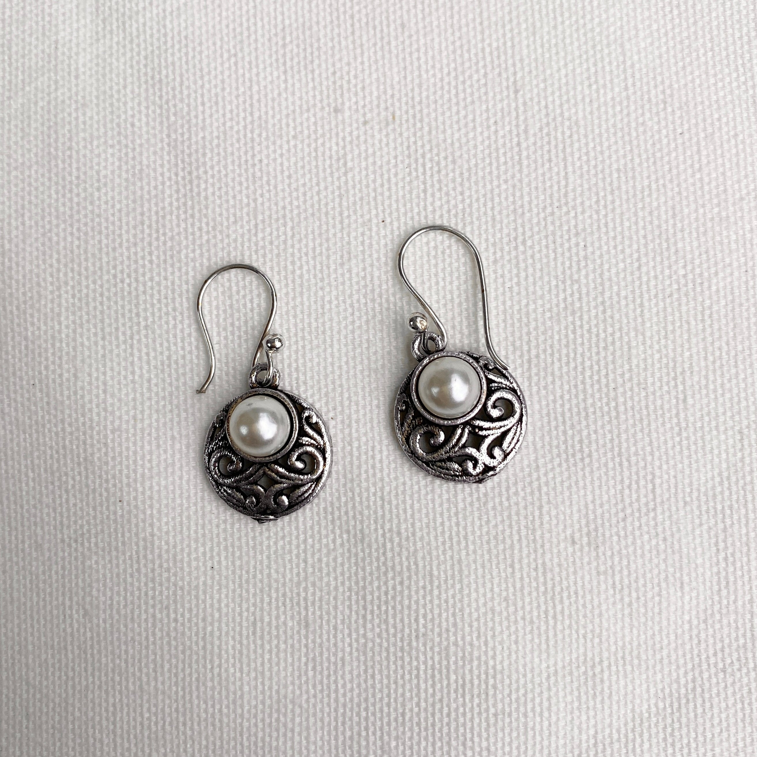 EARRINGS AND NECKLACE SET