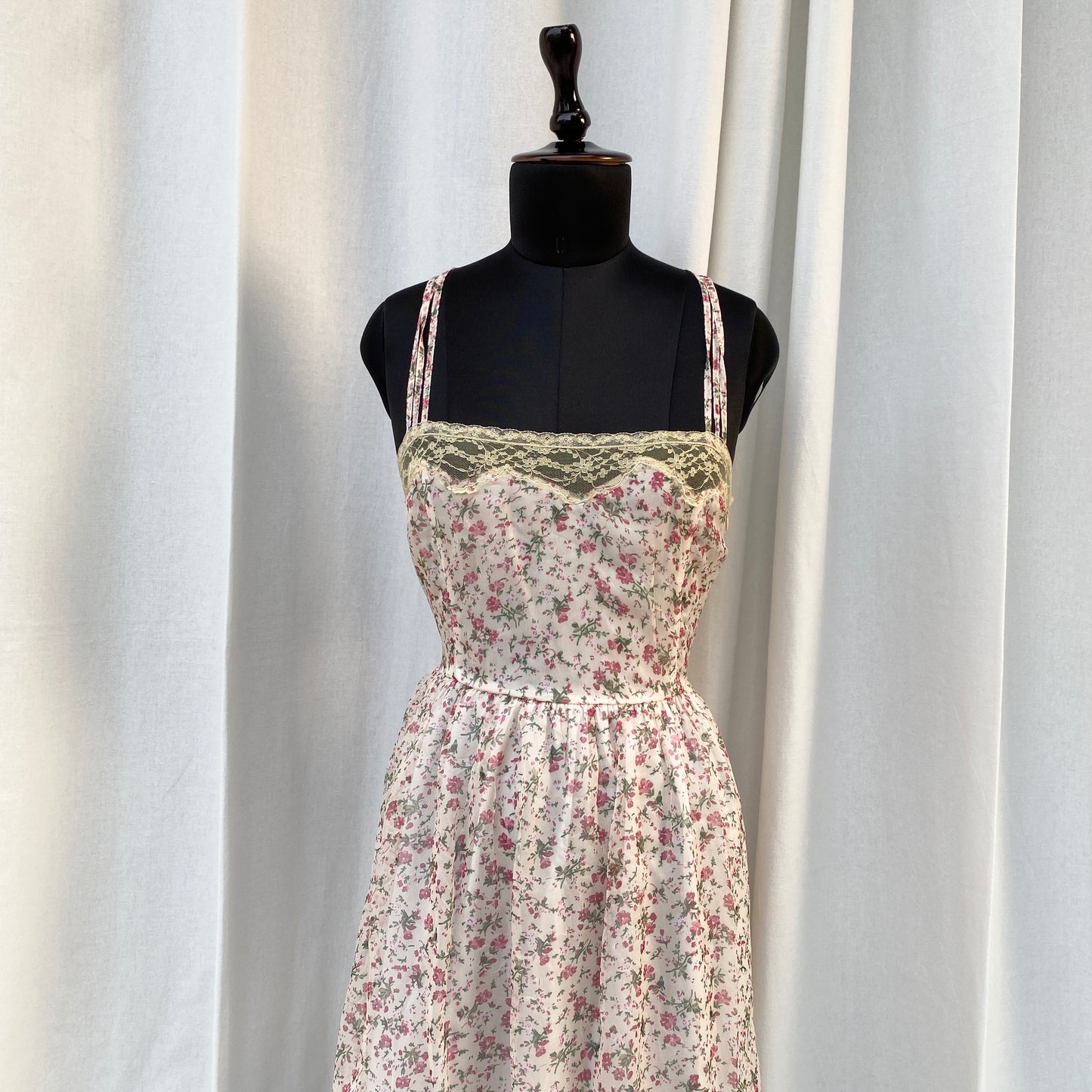 LOLITA DRESS (Bust : 34-36, Upper Waist : 28-32)