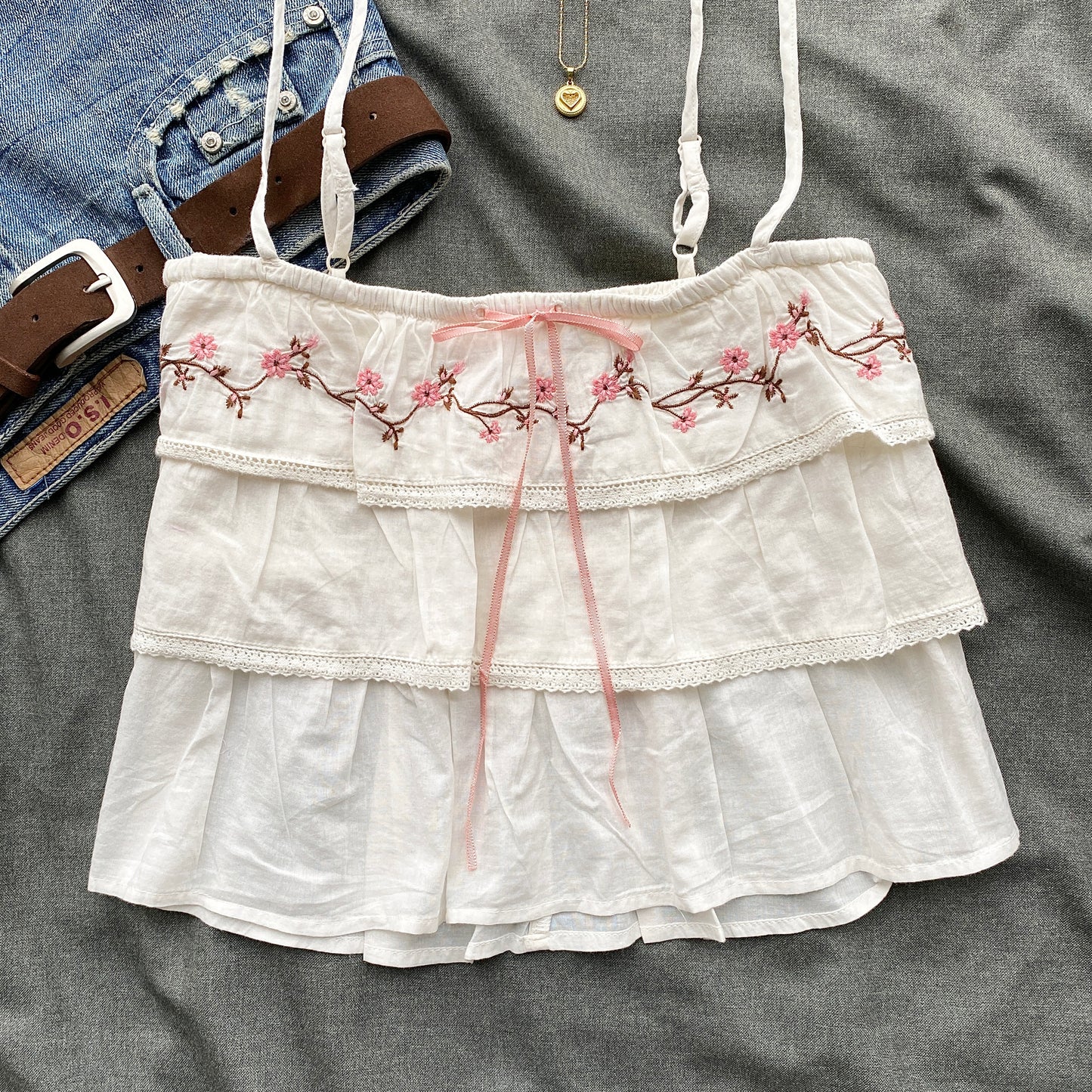 FRILLY EMBROIDERED TOP FROM AMERICAN EAGLE (Bust : 28-32, Upper Waist : 24-28)