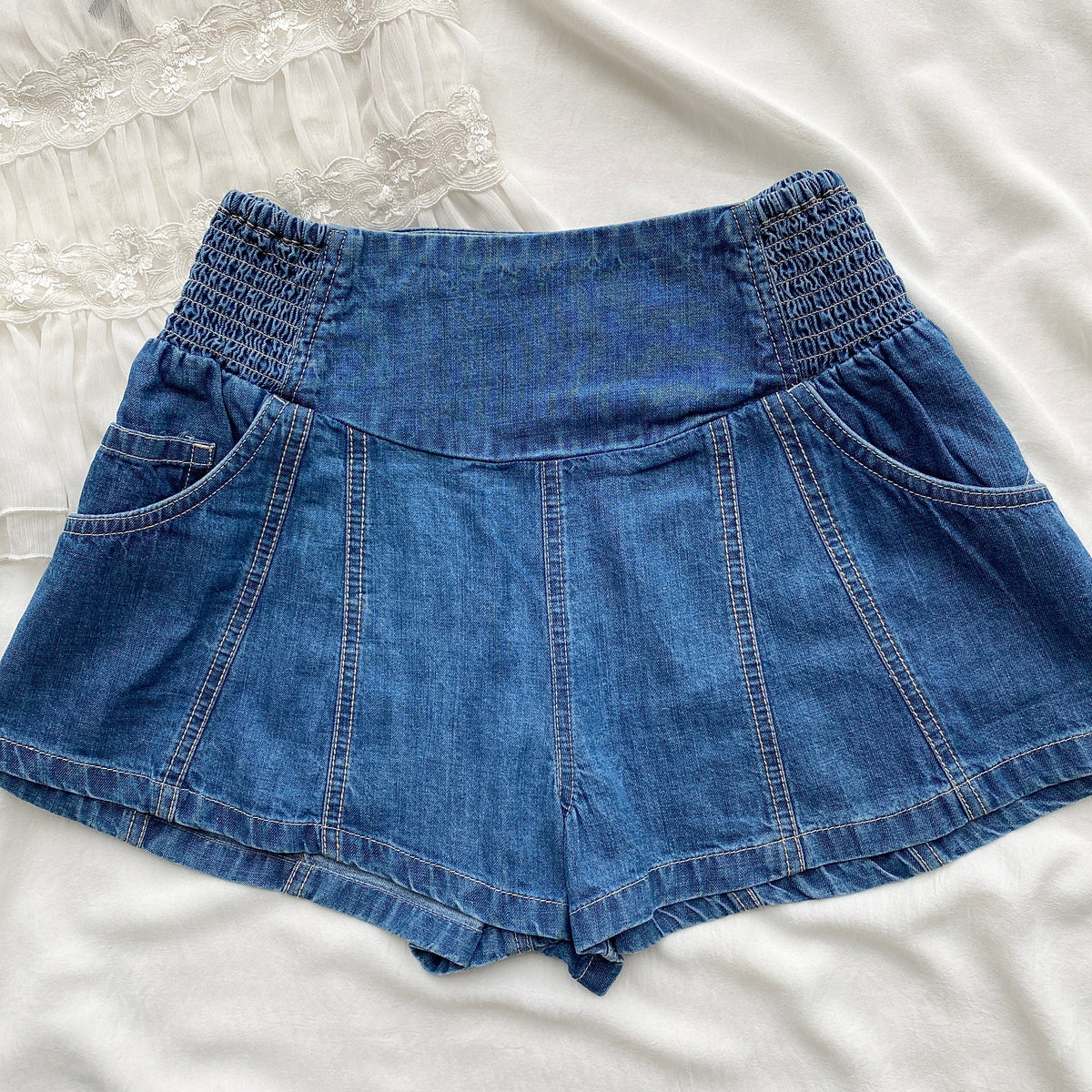 BLUE DENIM SHORTS FROM FREE PEOPLE (Waist : 26-32)