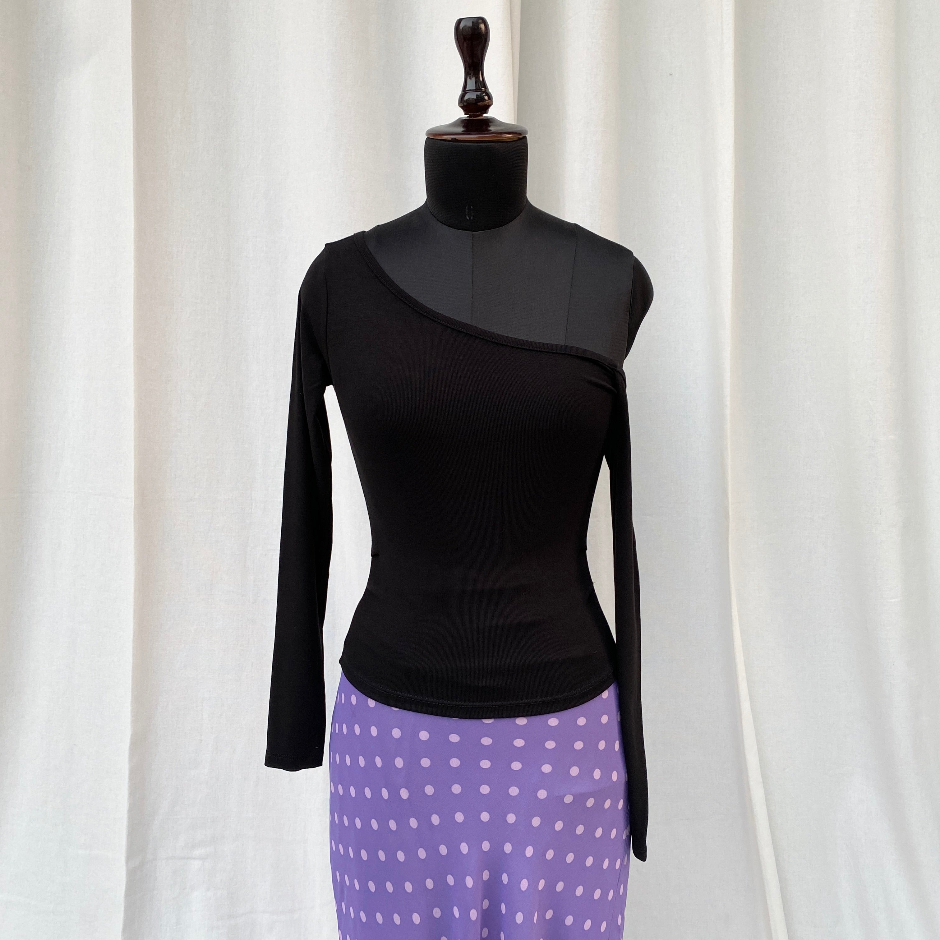 BLACK OFF SHOULDER TOP (Bust : 30-34, Upper Waist : 22-28)