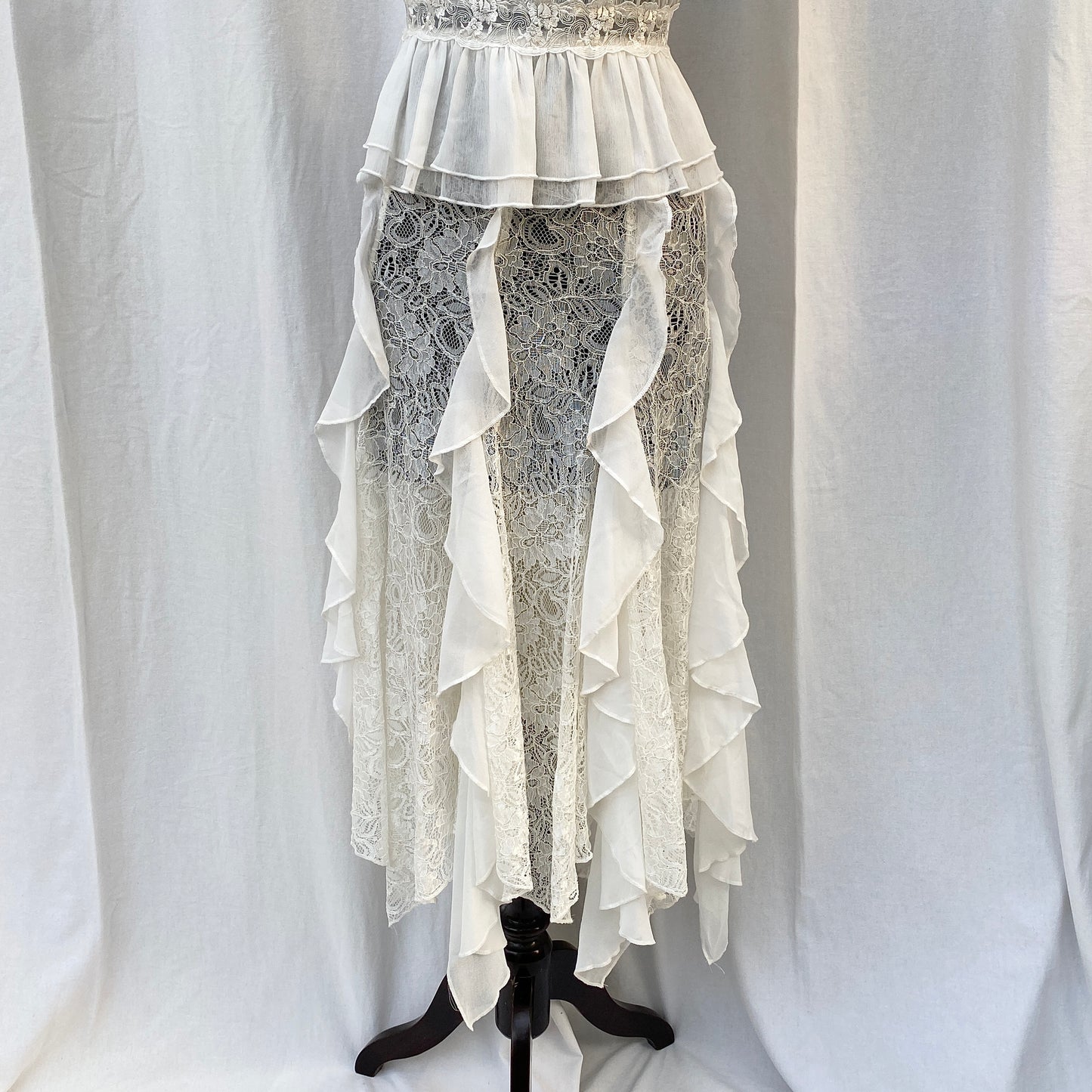 WHITE LACE SKIRT FROM FREE PEOPLE (Waist : 26-32)