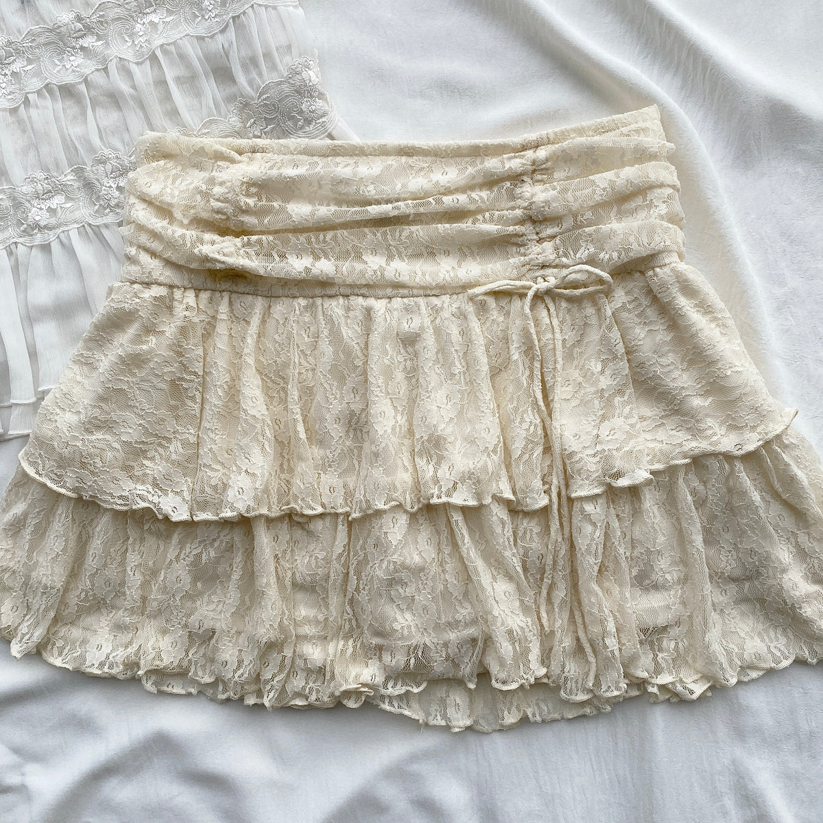 CREAM TIERED LACE SKIRT FROM AMERICAN EAGLE (Waist : 28-32)
