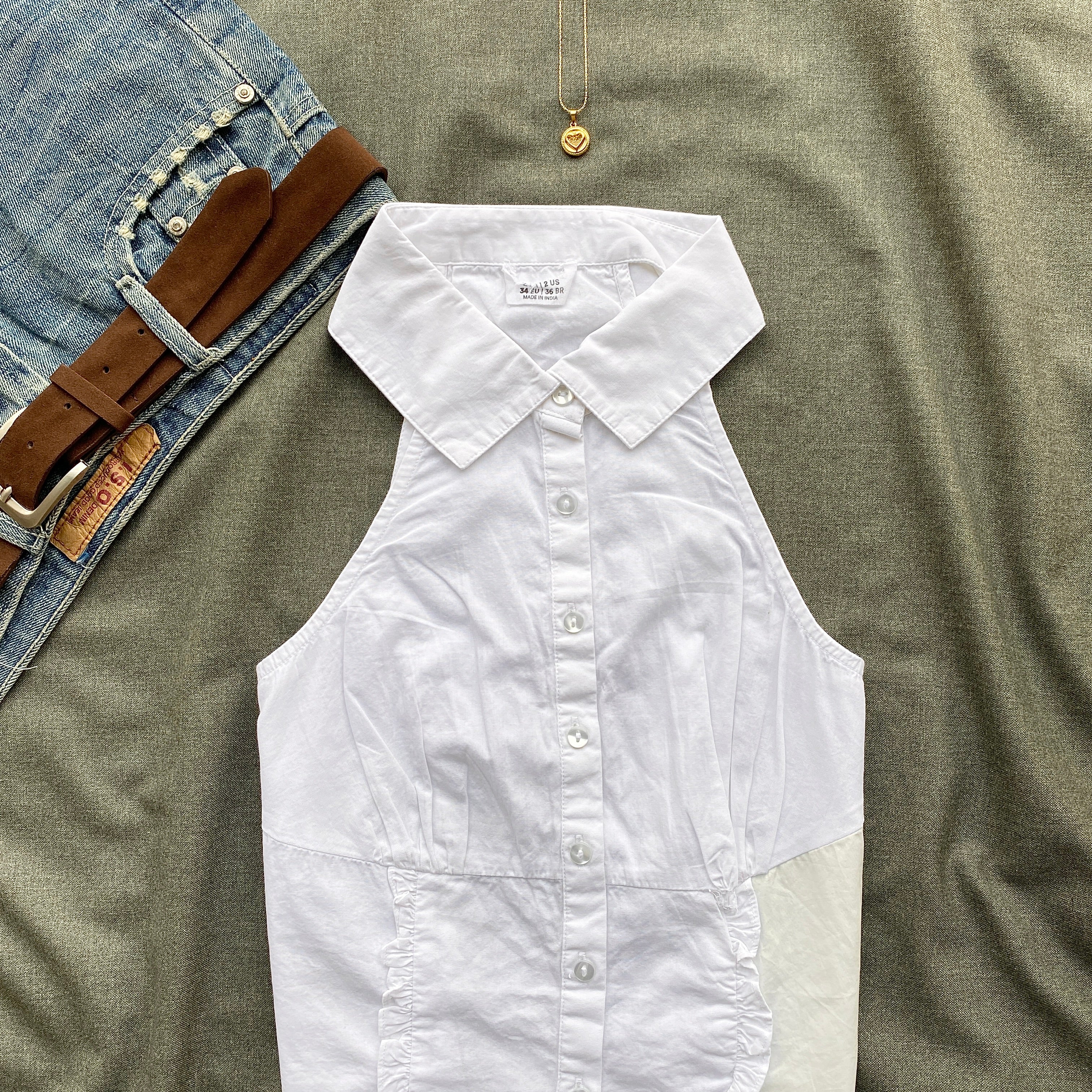 WHITE TOP WITH COLLAR  (Bust : 30-32, Upper Waist : 24-26)