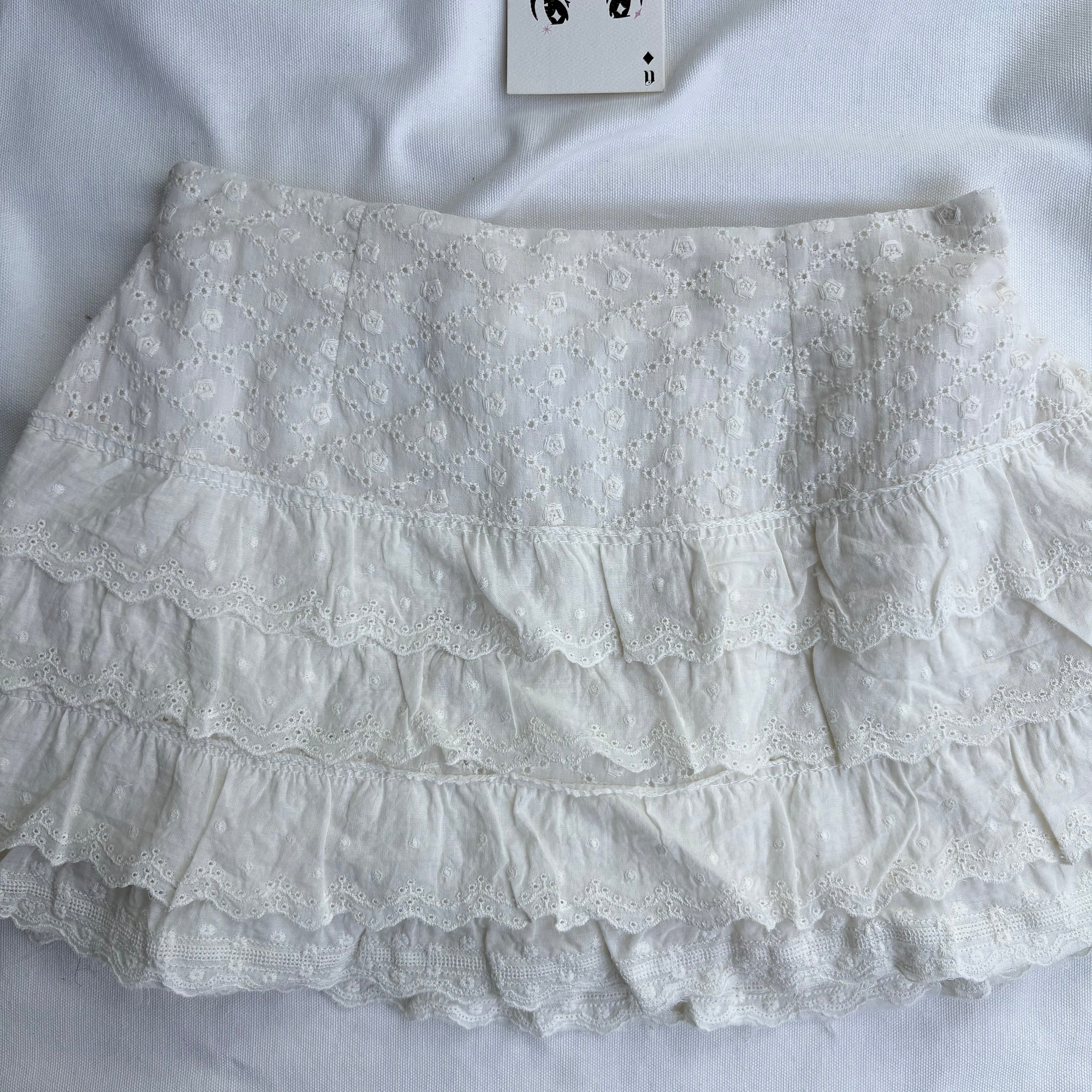 WHITE EYELET SKIRT (Waist : 24-28)
