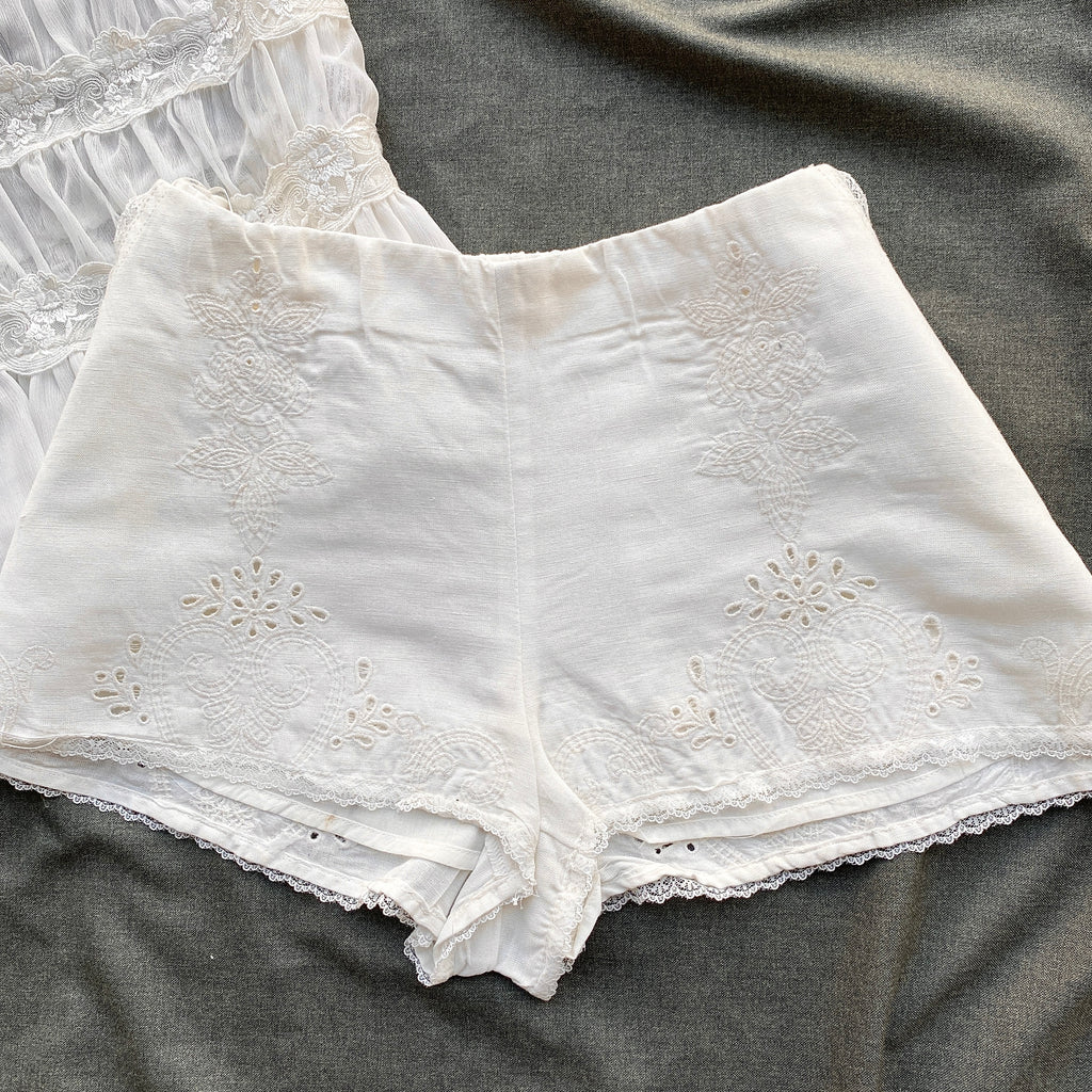 WHITE EYELET MINI SHORTS FROM FREE PEOPLE (XS/S)