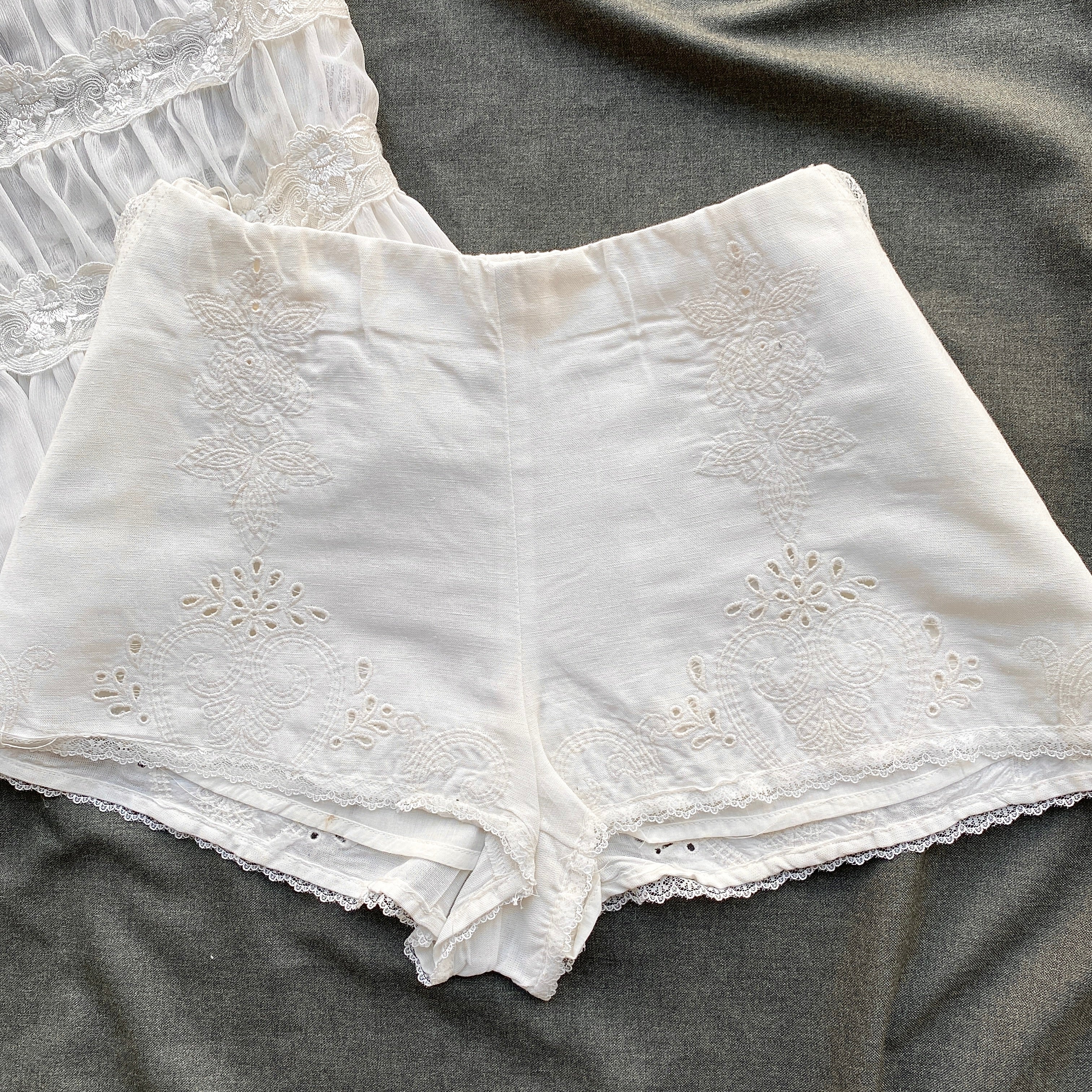 WHITE EYELET MINI SHORTS FROM FREE PEOPLE (XS/S)