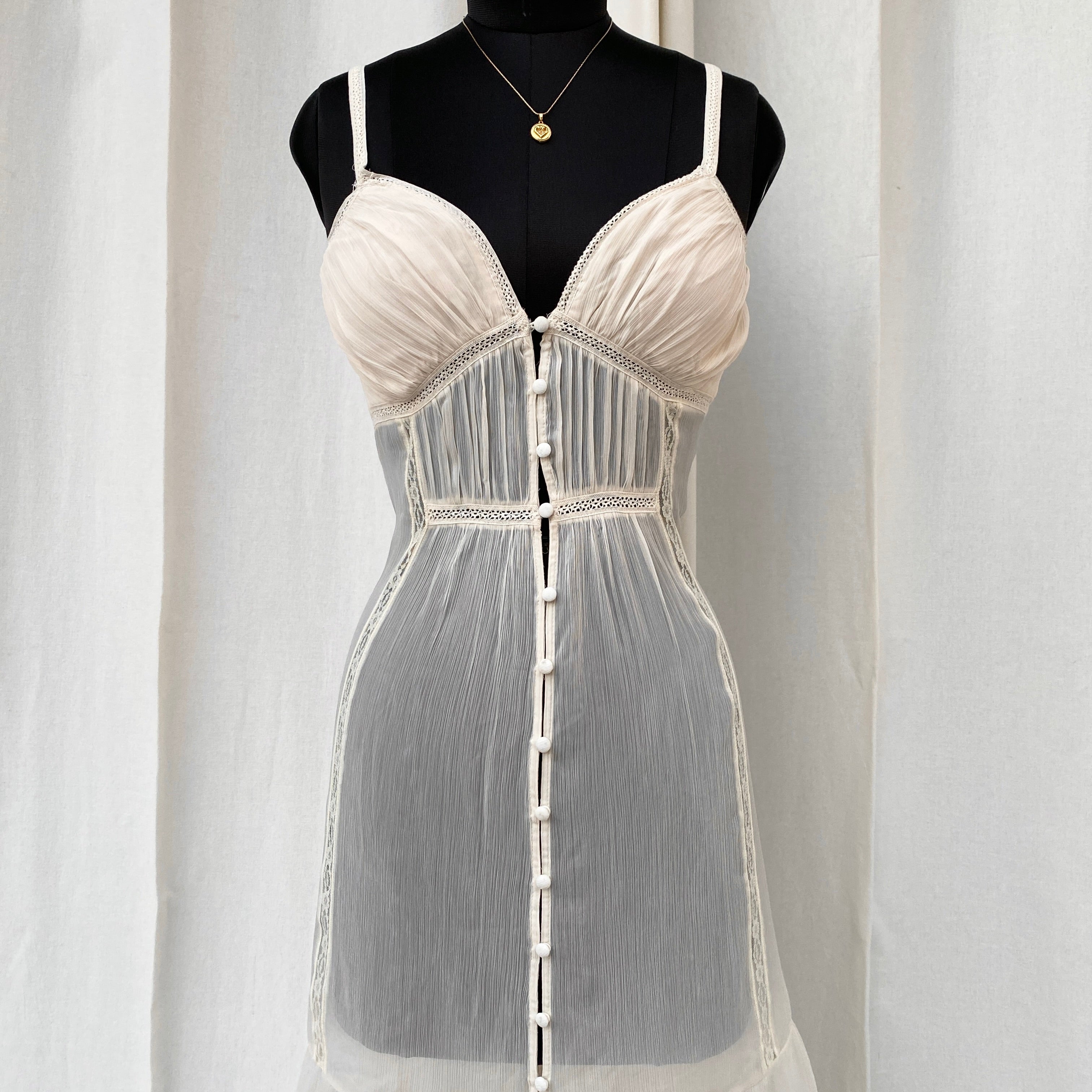 WHITE MAXI DRESS FROM ABERCROMBIE AND FITCH (Bust : 30-32, Upper Waist – TITLQE WHITE MAXI DRESS FROM ABERCROMBIE AND FITCH (Bust : 30-32, Upper Waist – TITLQE