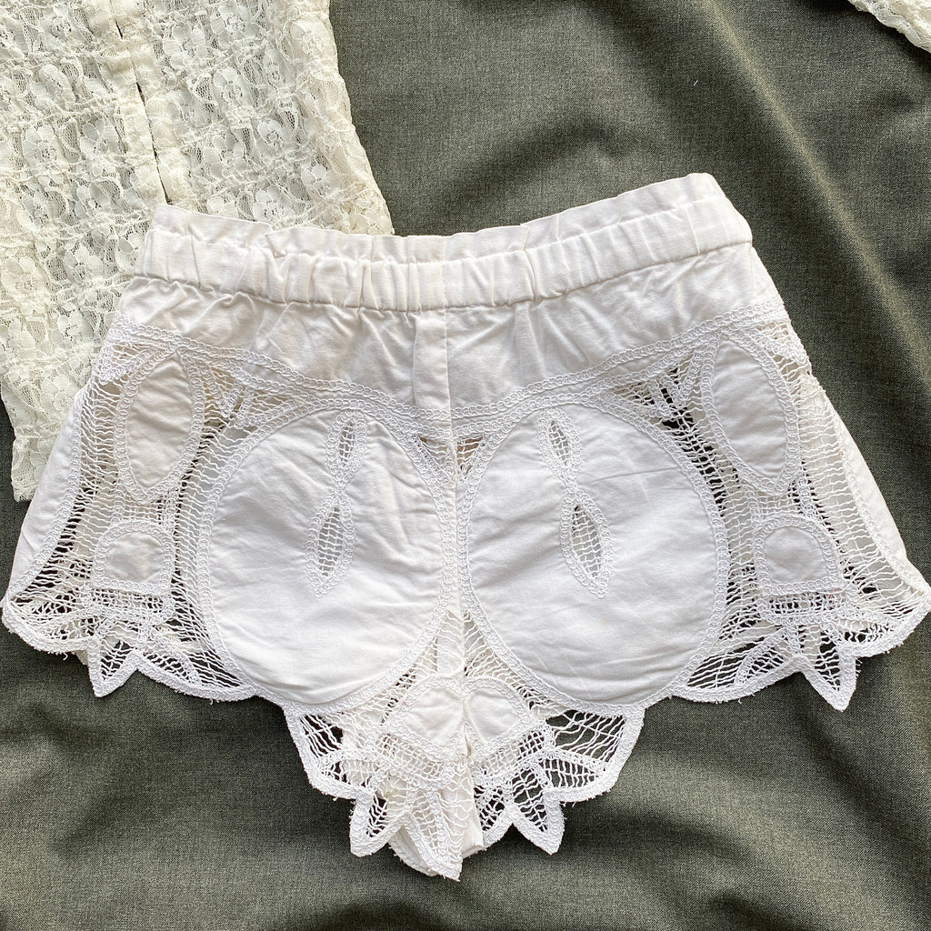 WHITE SHORTS FROM FREE PEOPLE (Waist : 26-30)