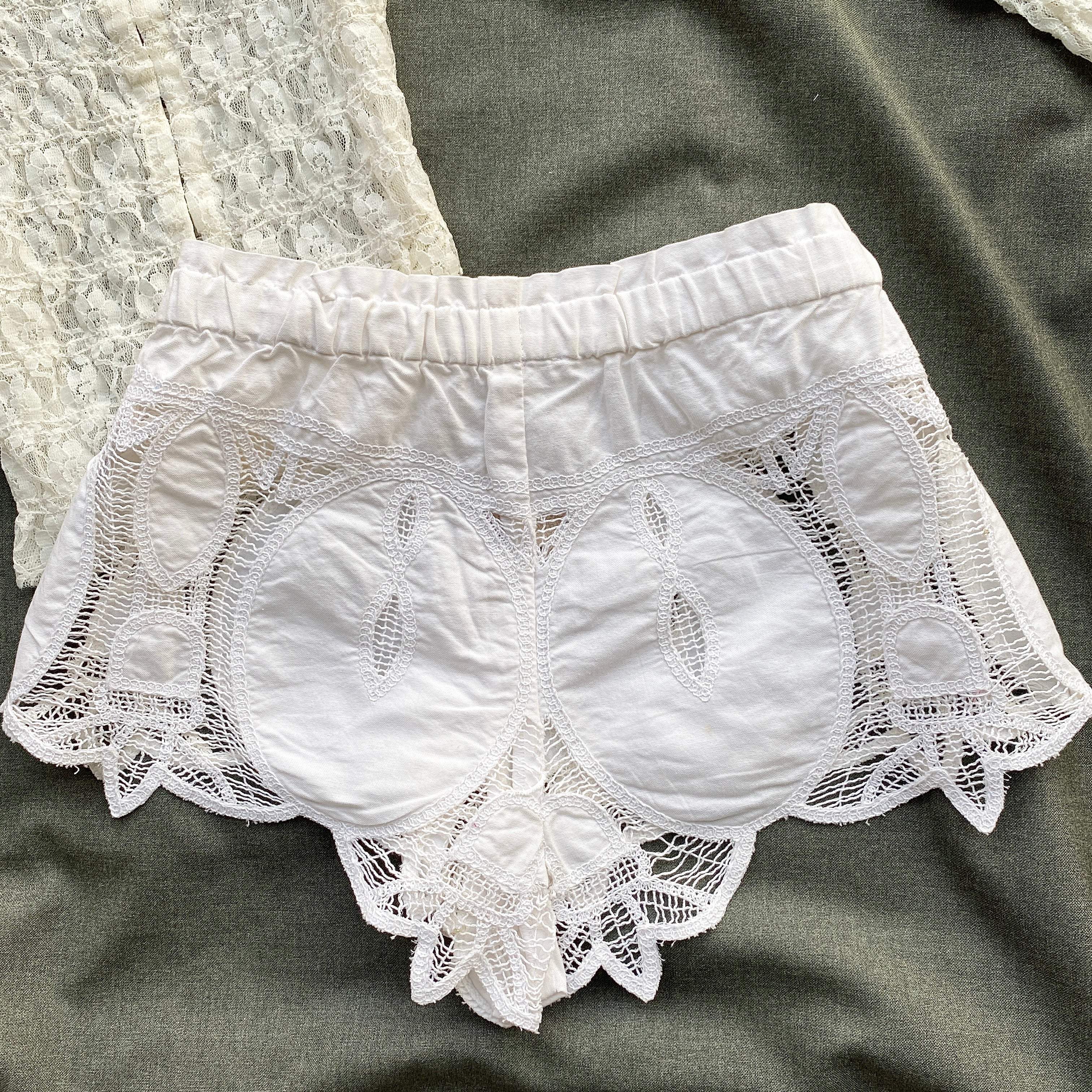 WHITE SHORTS FROM FREE PEOPLE (Waist : 26-30)