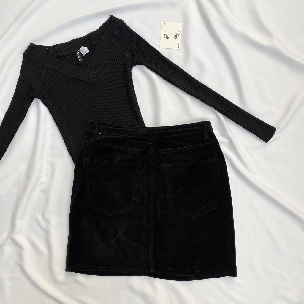 BLACK CORDUROY SKIRT (Waist : 26-28)