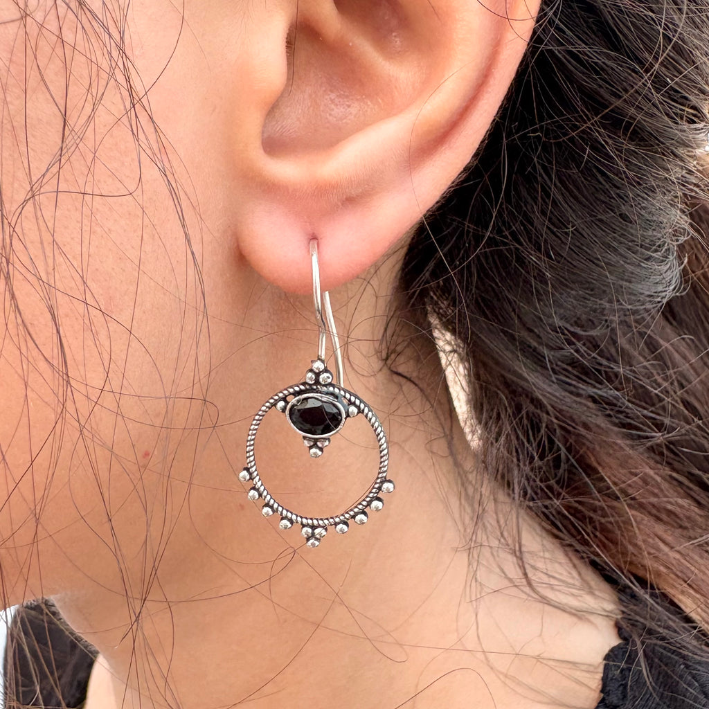 DELICATE STONE EARRING