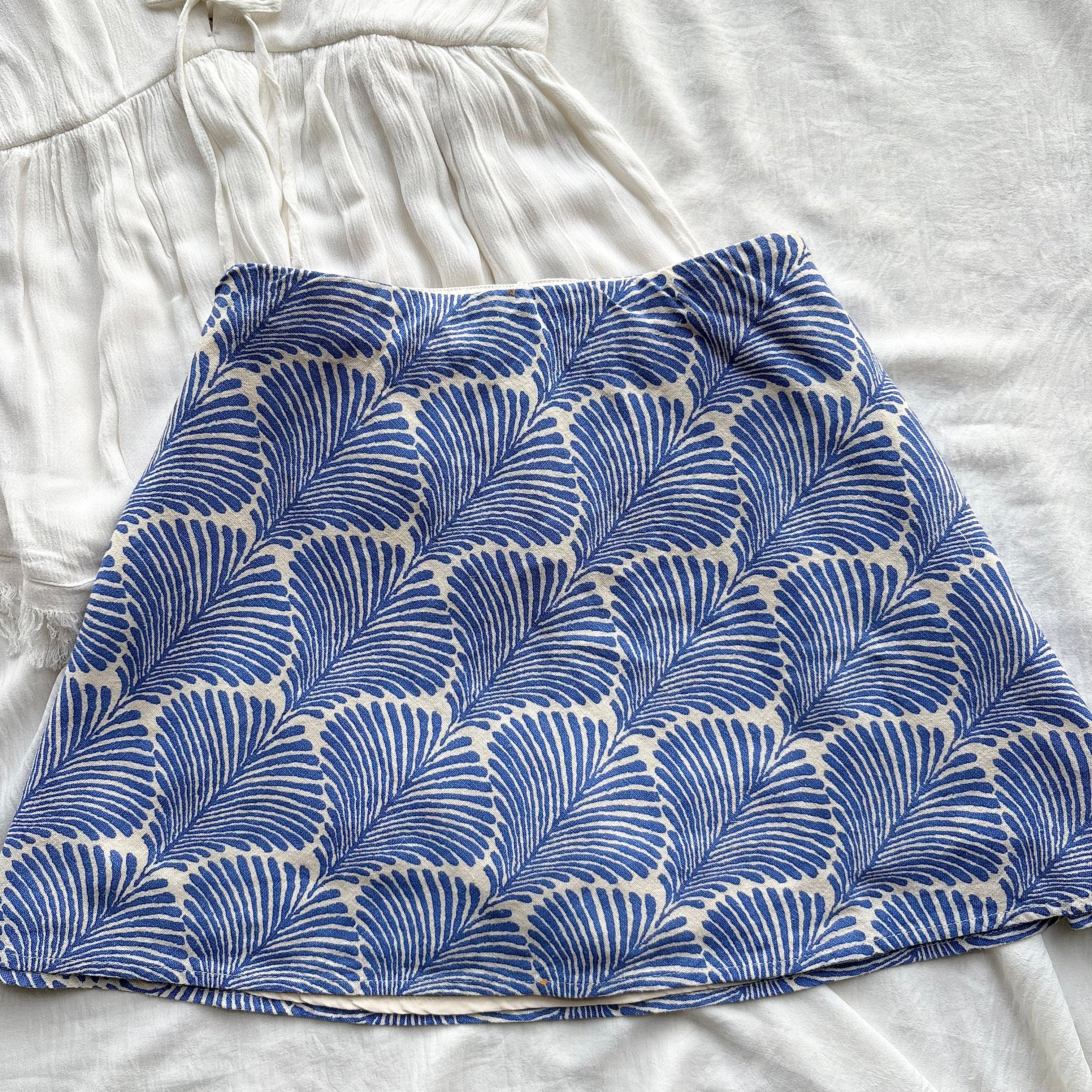 BLUE LEAF SKIRT FROM ABERCROMBIE (Waist : 26-30)