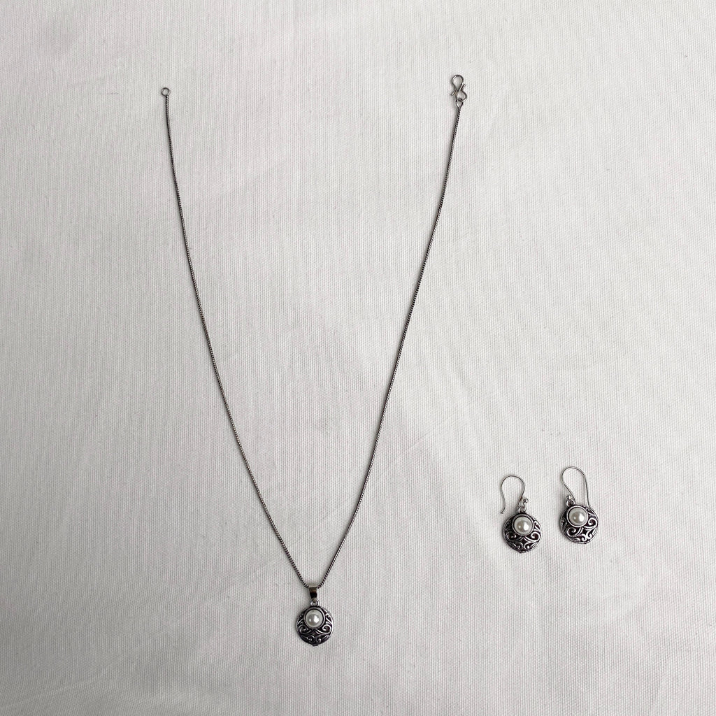 EARRINGS AND NECKLACE SET