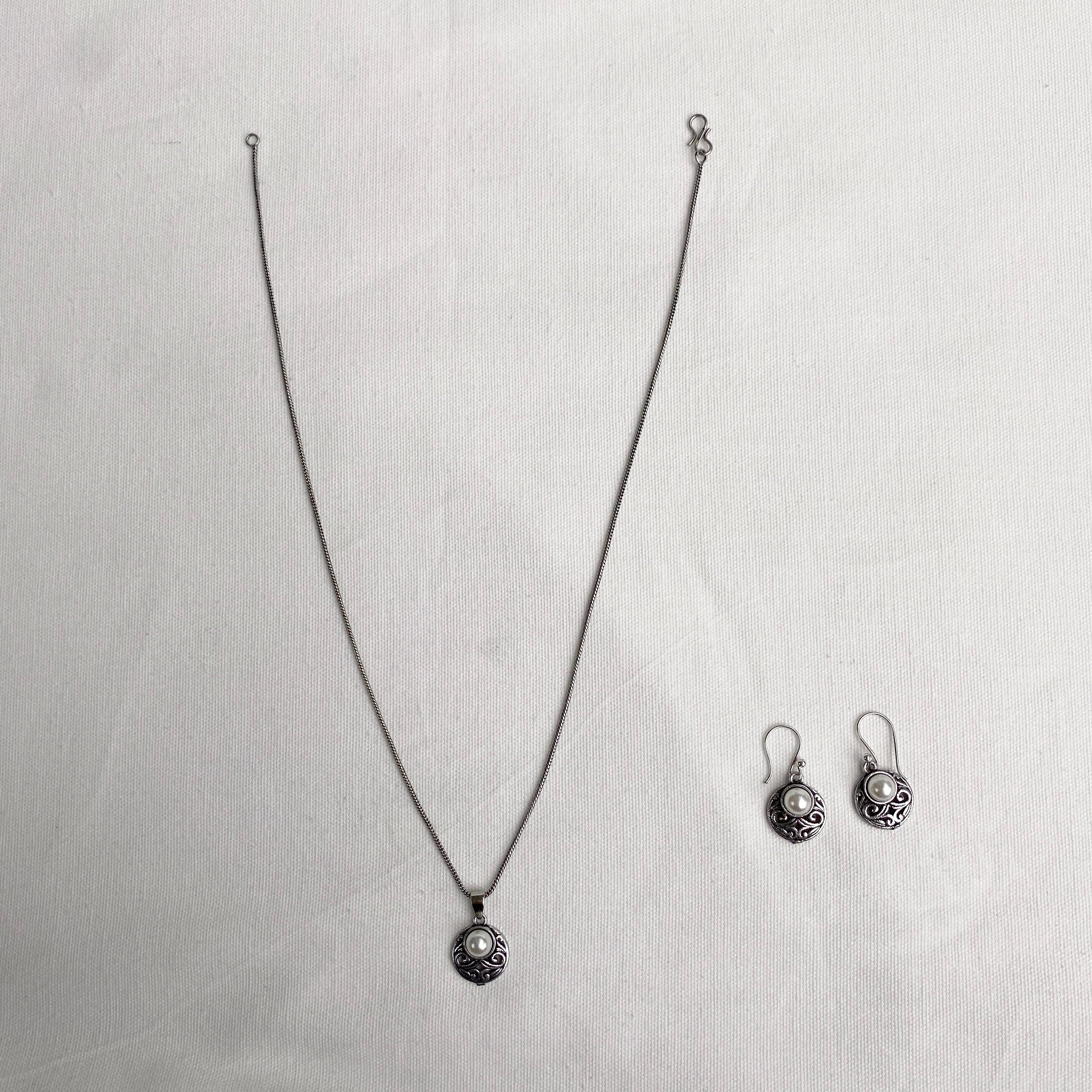 EARRINGS AND NECKLACE SET