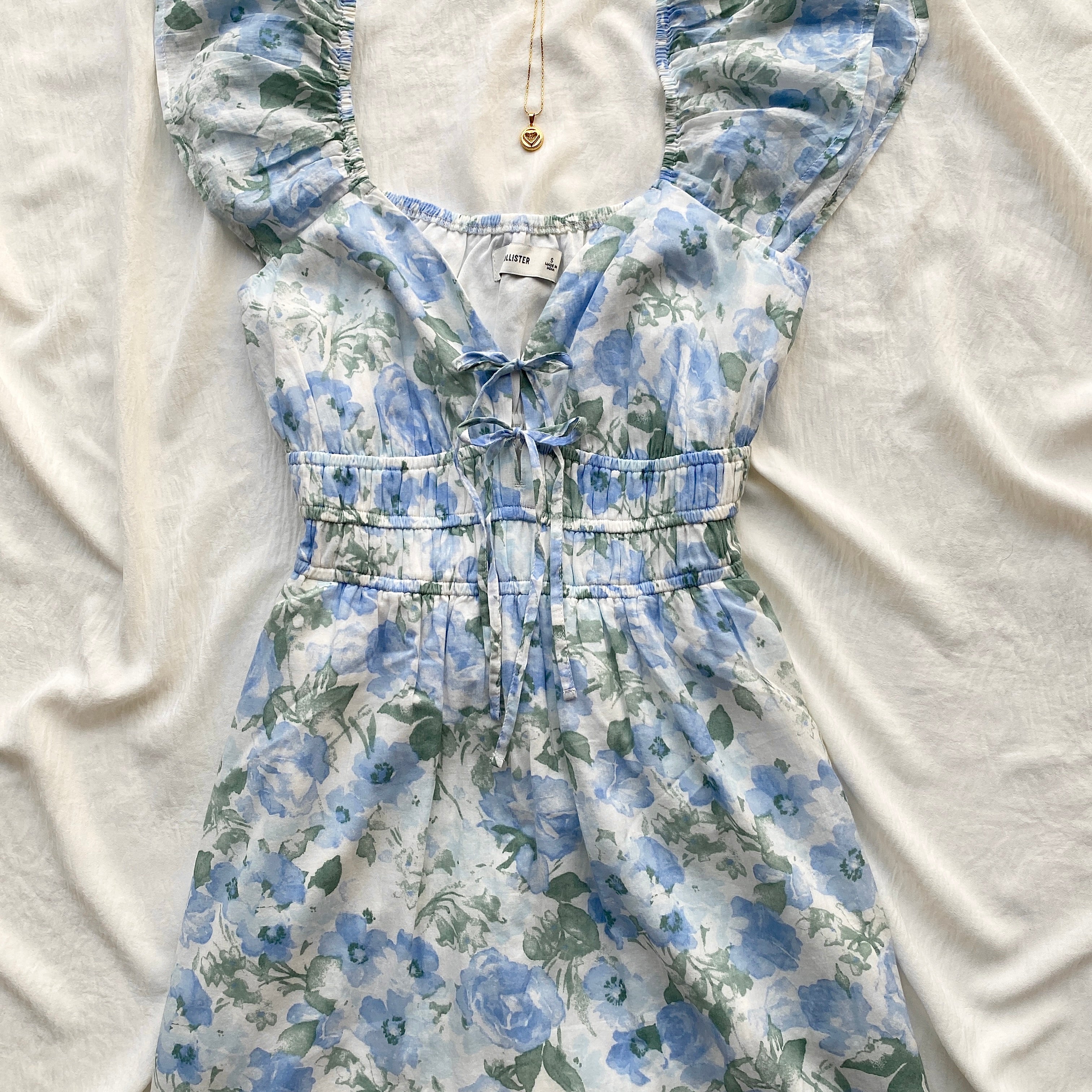 BLUE FLORAL DRESS FROM HOLLISTER (Bust : 30-34, Upper Waist : 24-28)