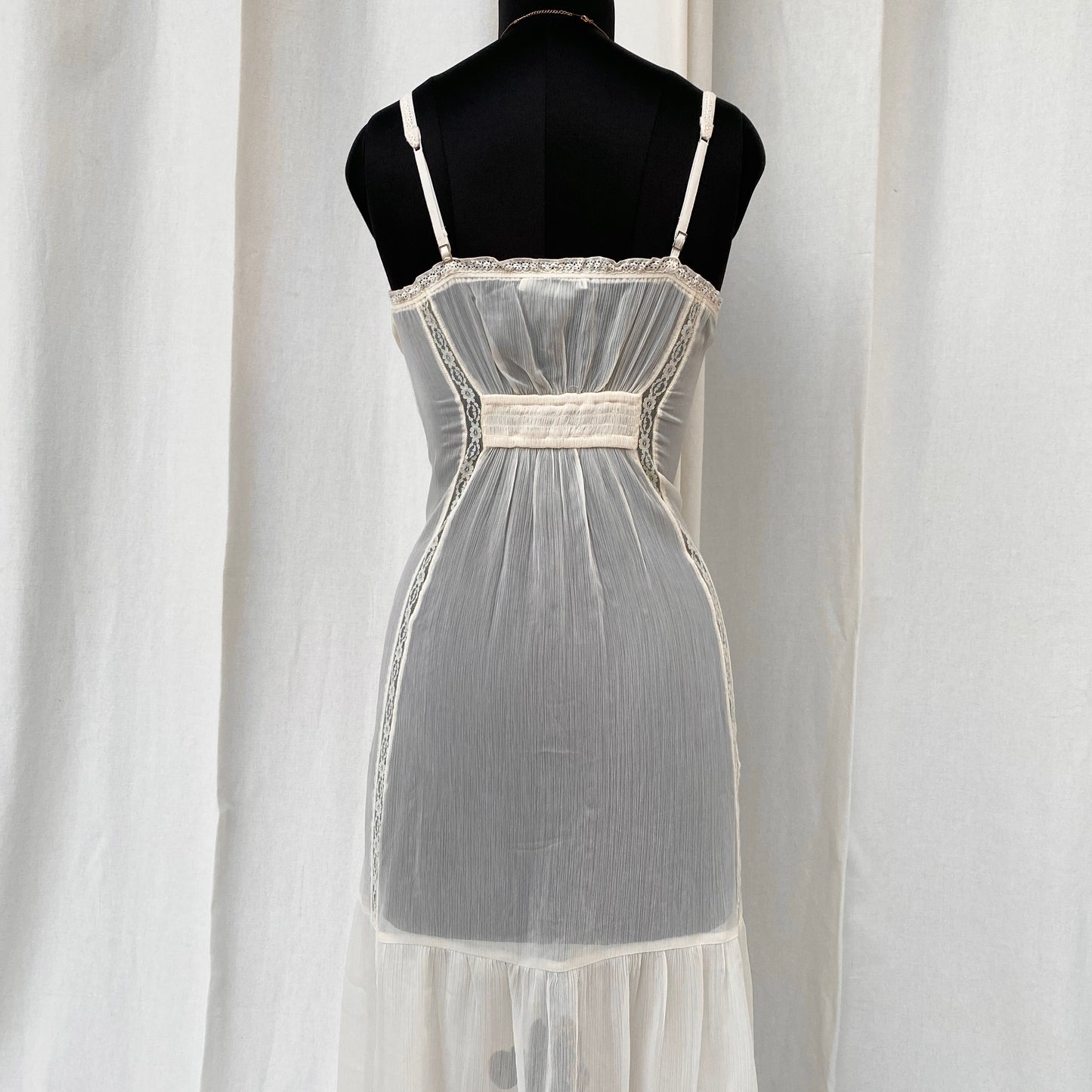 WHITE MAXI DRESS FROM ABERCROMBIE AND FITCH (Bust : 30-32, Upper Waist : 24-26)