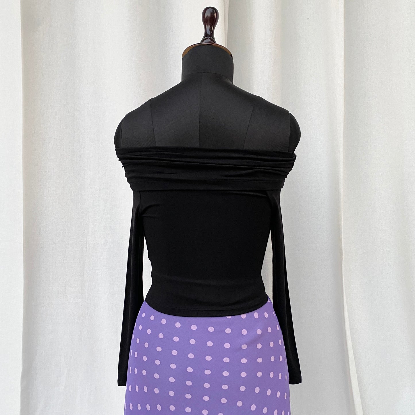 BLACK OFF SHOULDER TOP (Bust : 30-34, Upper Waist : 22-28)