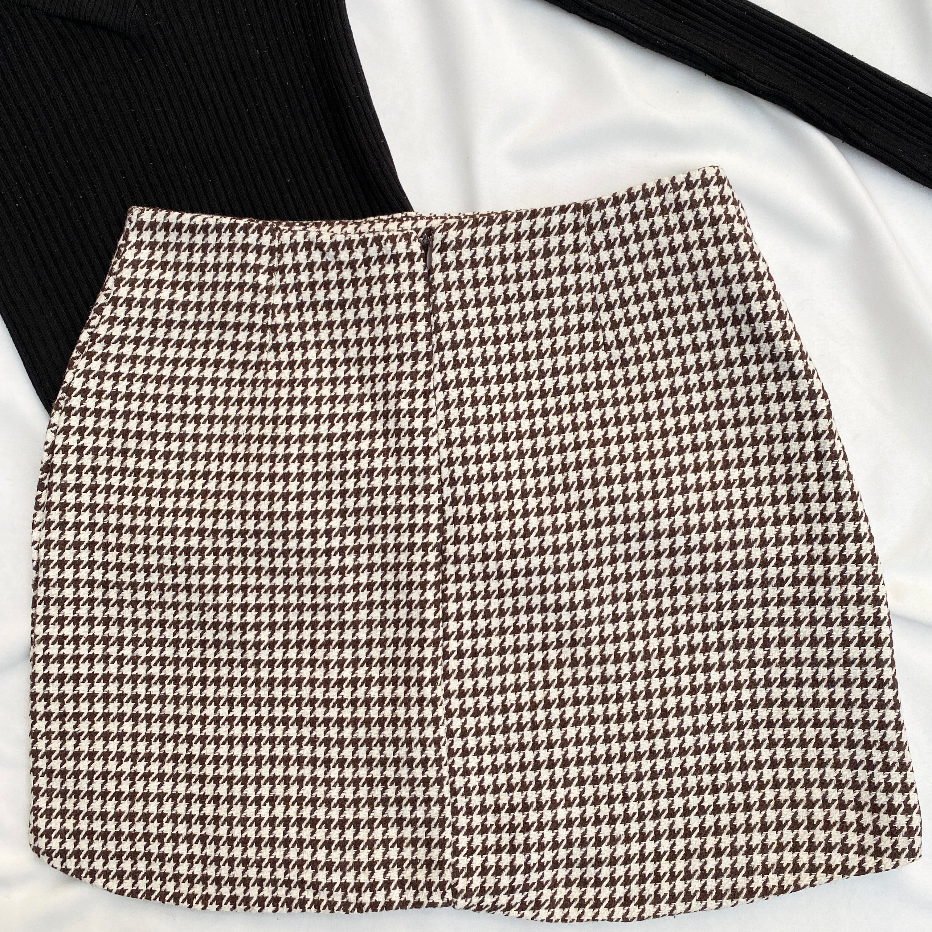 BROWN HOUNDSTOOTH SKIRT (Waist : 24-26)