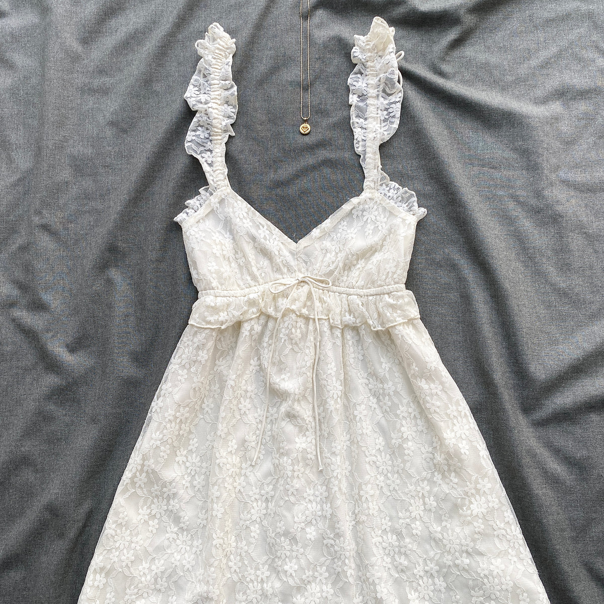 WHITE LACE DRESS FROM AMERICAN EAGLE (Bust : 28-32, Upper Waist : 24-28)