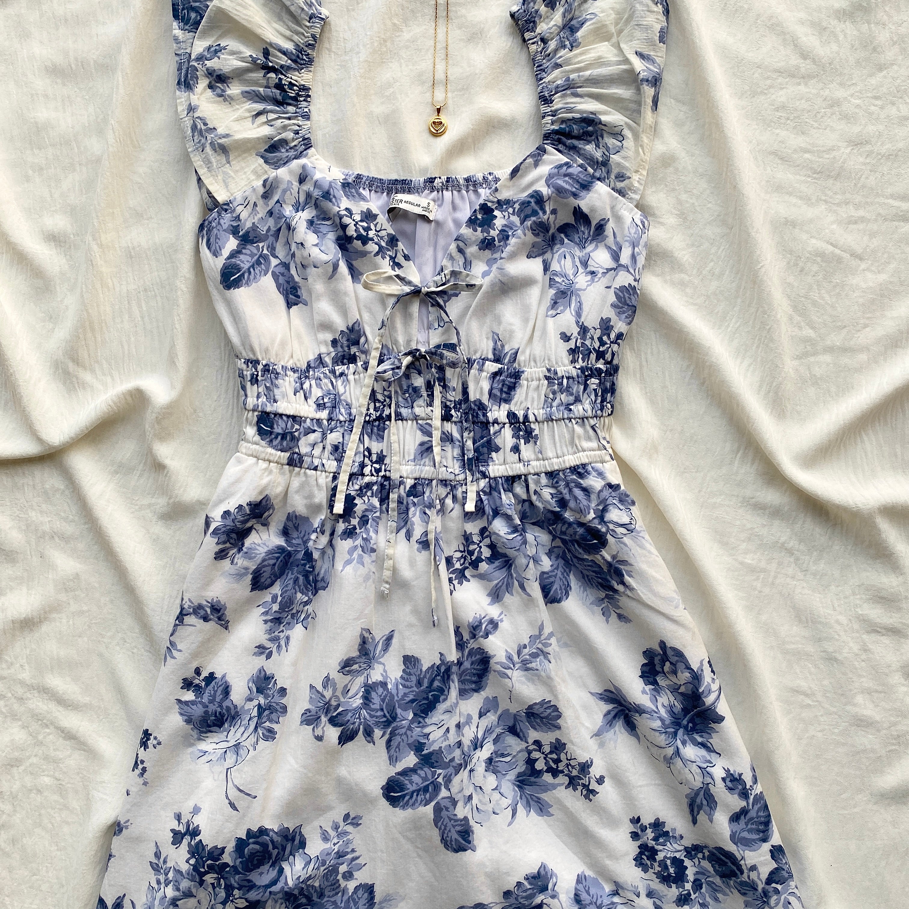 BLUE FLORAL DRESS FROM HOLLISTER (Bust : 30-34, Upper Waist : 24-28)