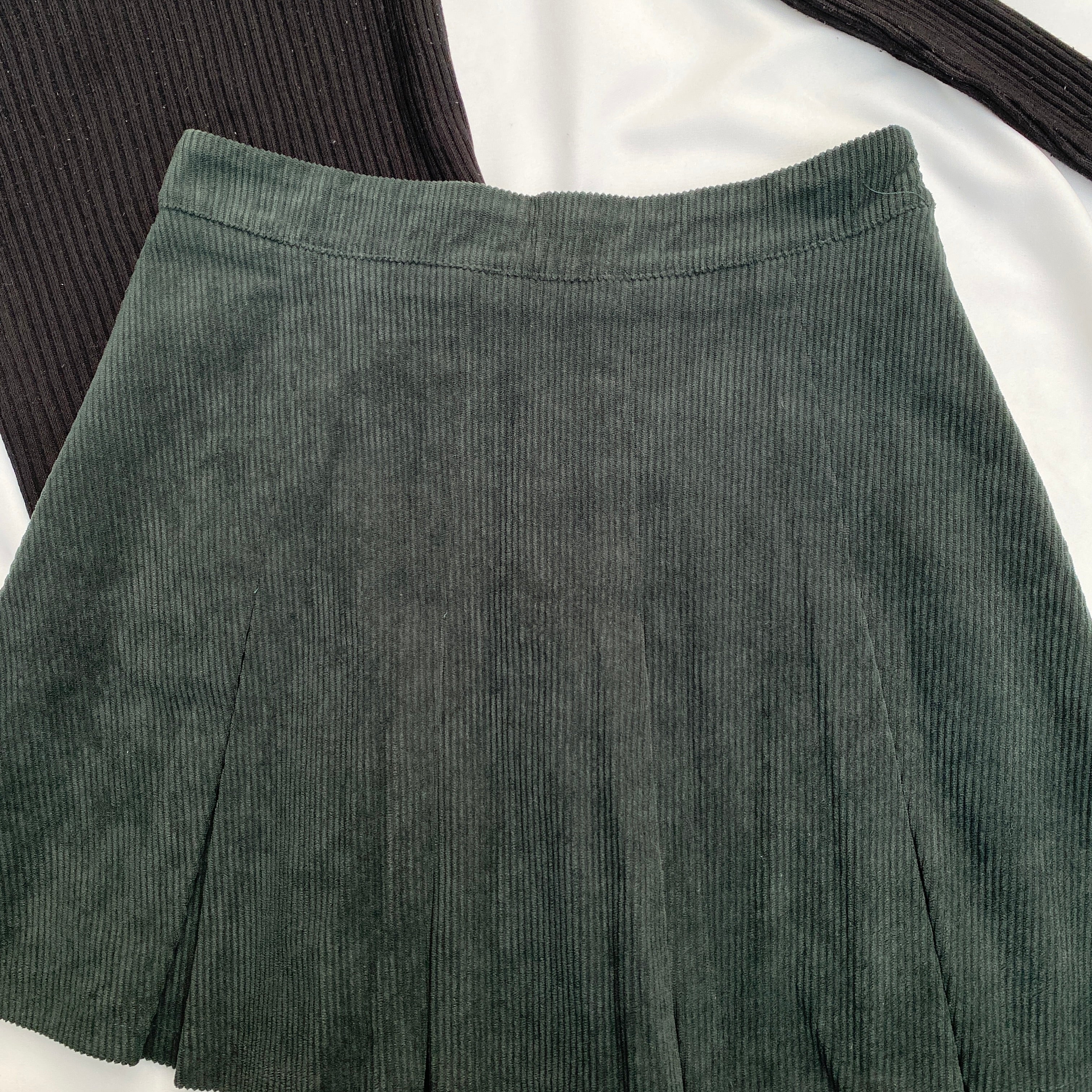 GREEN COUDROY SKIRT (Waist : 24-26)