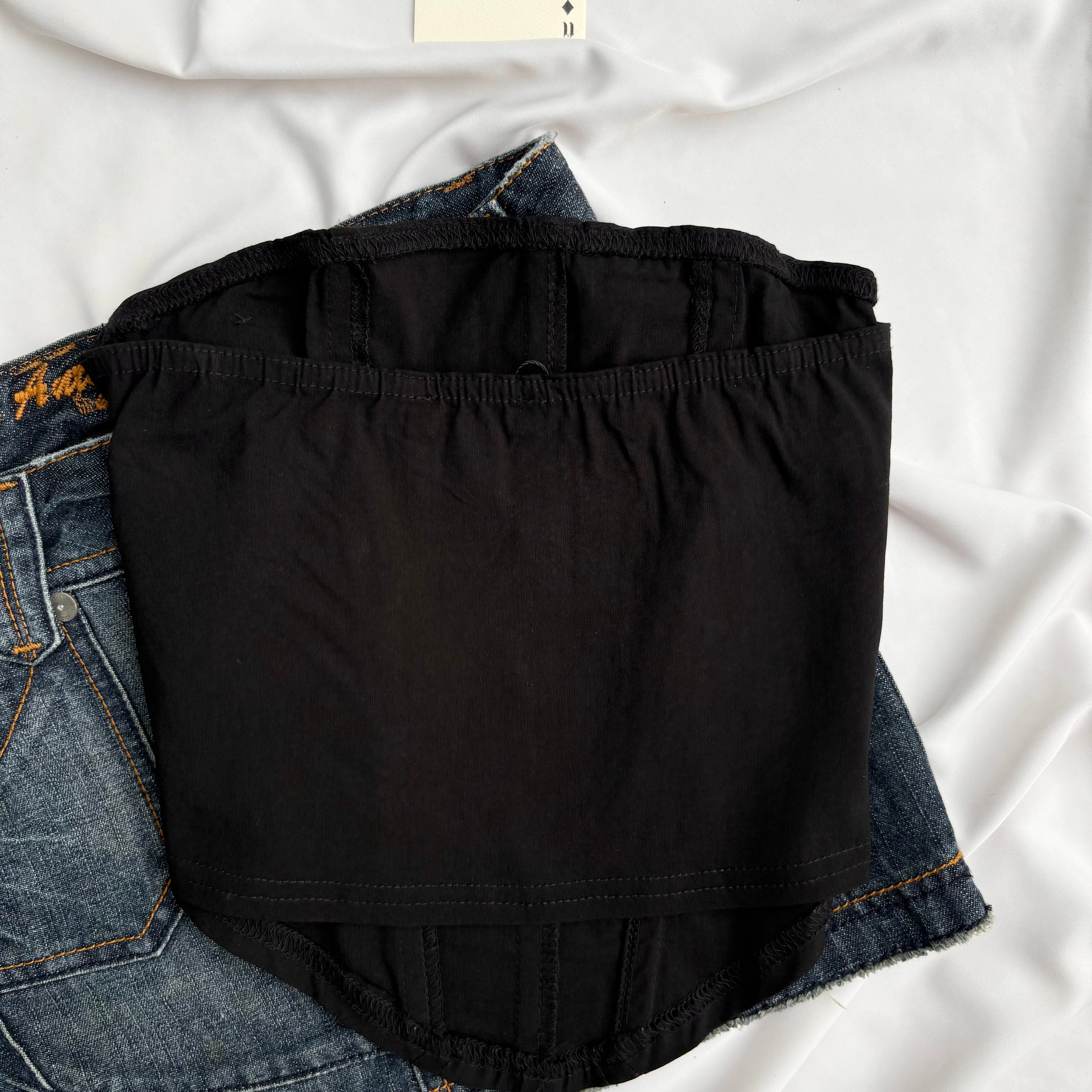 BLACK ROSE CORSET FROM PRETTY LITTLE THING (Bust : 28-32, Upper Waist : 23-26)