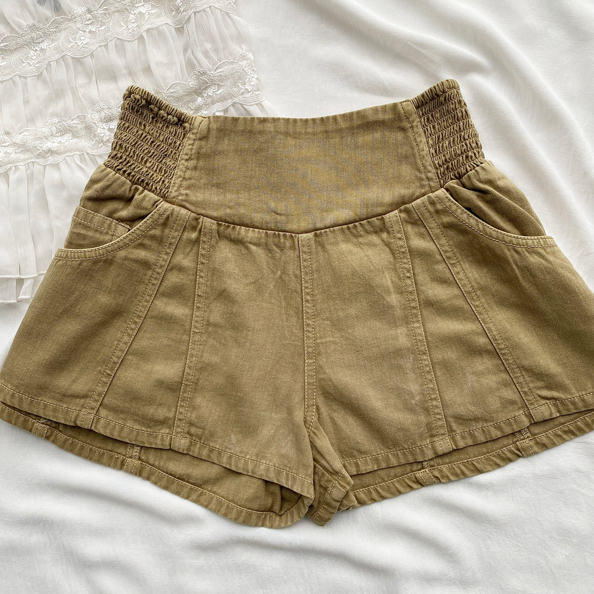 BROWN DENIM SHORTS FROM FREE PEOPLE (Waist : 26-32)