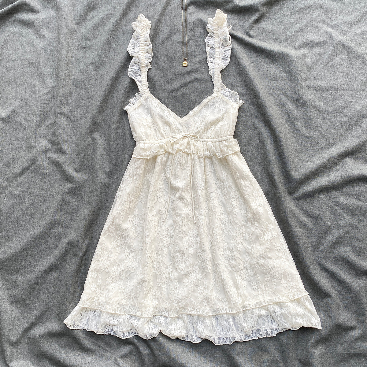 WHITE LACE DRESS FROM AMERICAN EAGLE (Bust : 28-32, Upper Waist : 24-28)