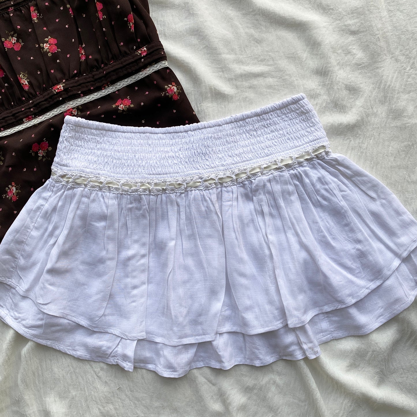 WHITE RUFFLE SKIRT (Waist : 26-32)