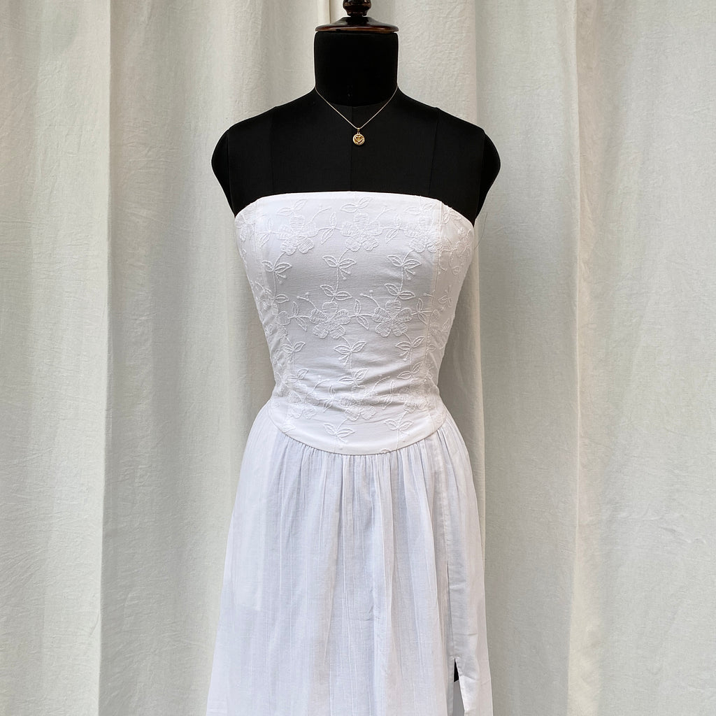 WHITE EMBROIDERED DRESS FROM HOLLISTER (Bust : 30-34, Upper Waist : 24-28)